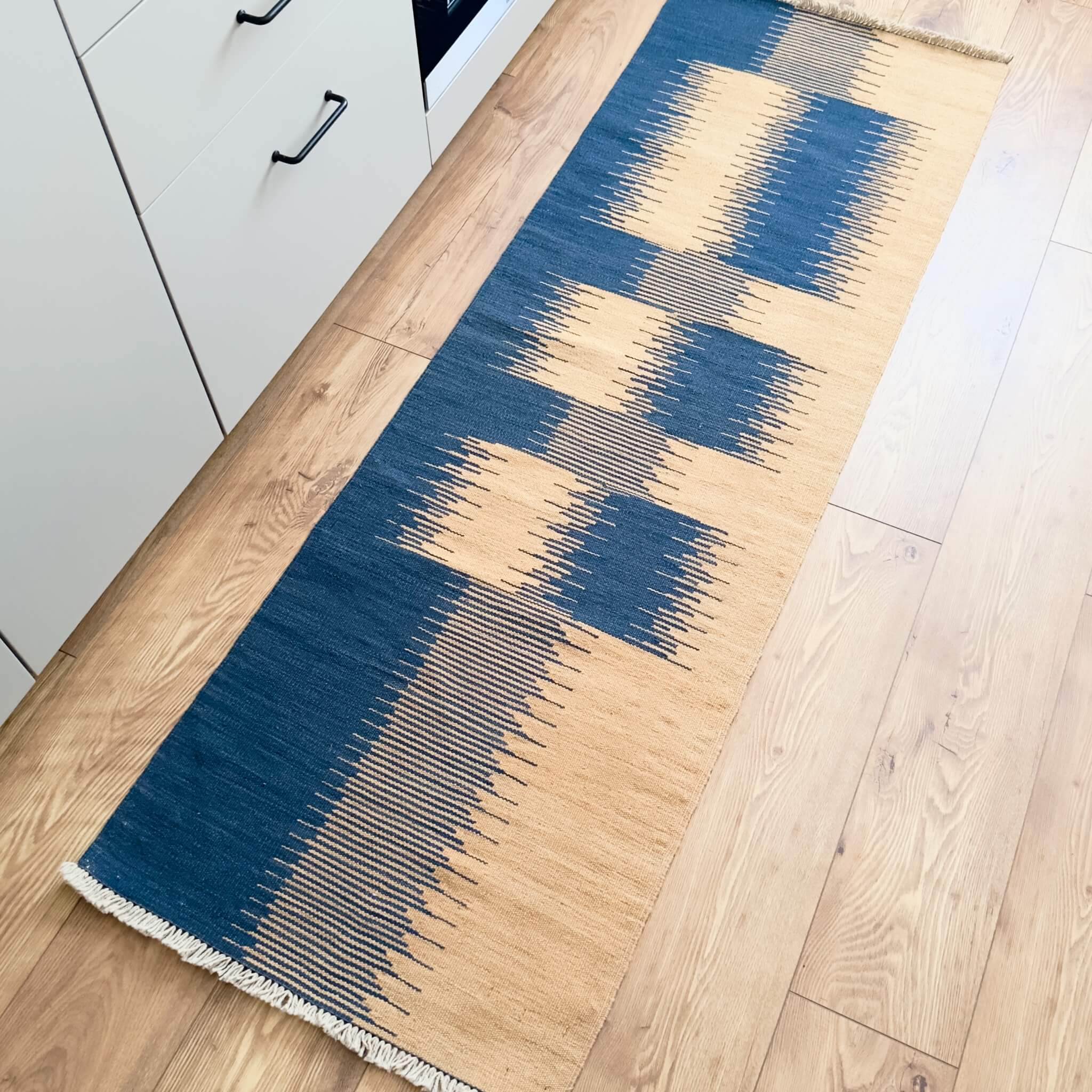 Traversa din Lana Tesuta Plat - Kilim Gashghai - nuante neutre - pe podea in bucatarie