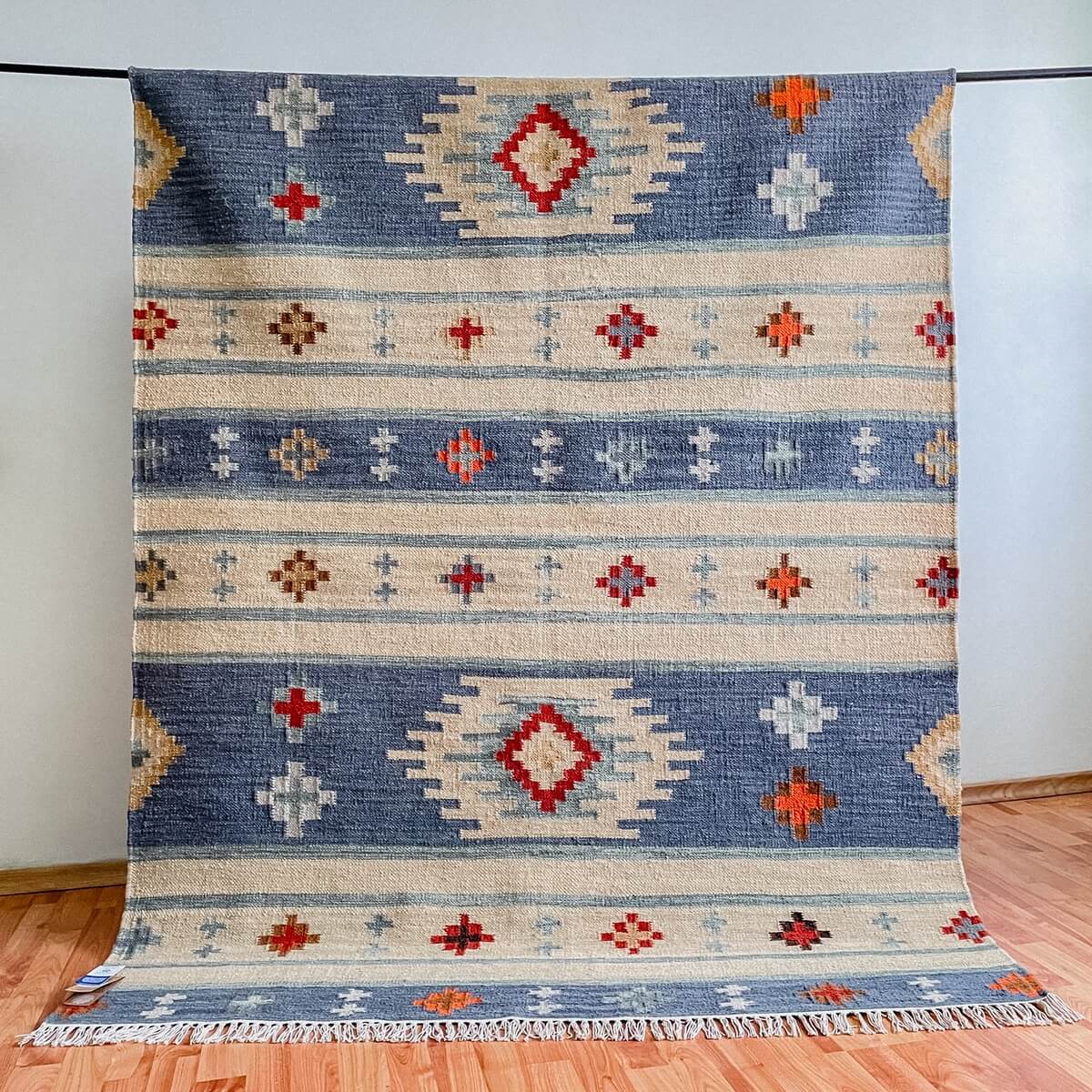 covor traditional kilim bimala creat manual in india in culori vii albastru si gri, mango+bloom