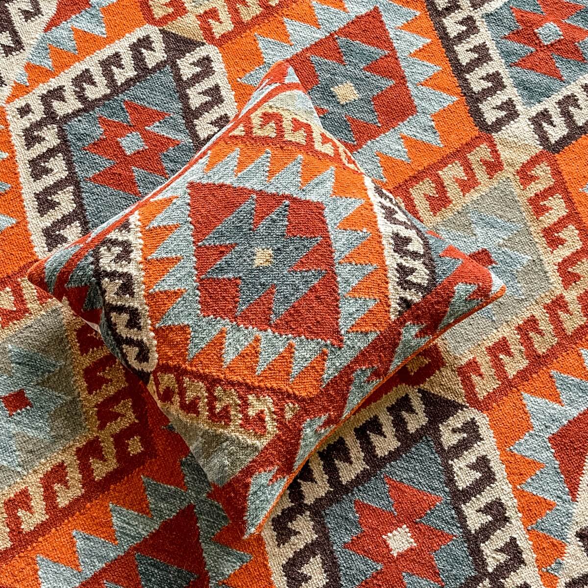 covor kilim saira creat traditional manual pe razboaie, cu perma decorativa model in diamant