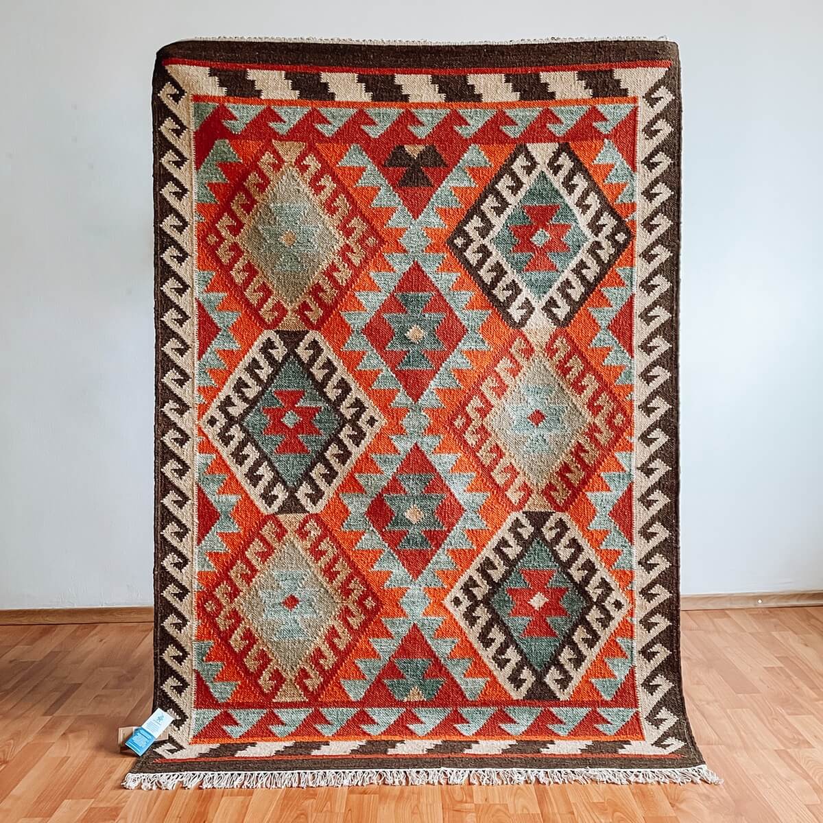 covor kilim saira creat traditional manual pe razboaie, model diamant in nuante de terracotta si albastru, mango+bloom