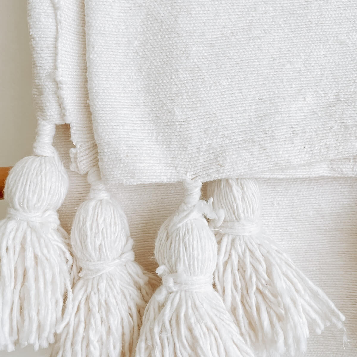 patura din bumbac cu ciucuri de culoarea alba creata manual , zoom