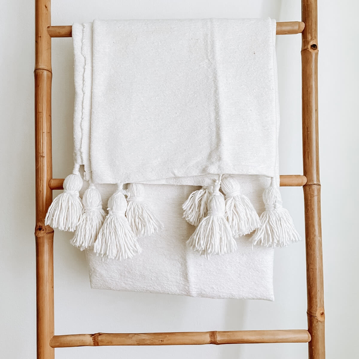 patura din bumbac cu ciucuri de culoarea alba creata manual