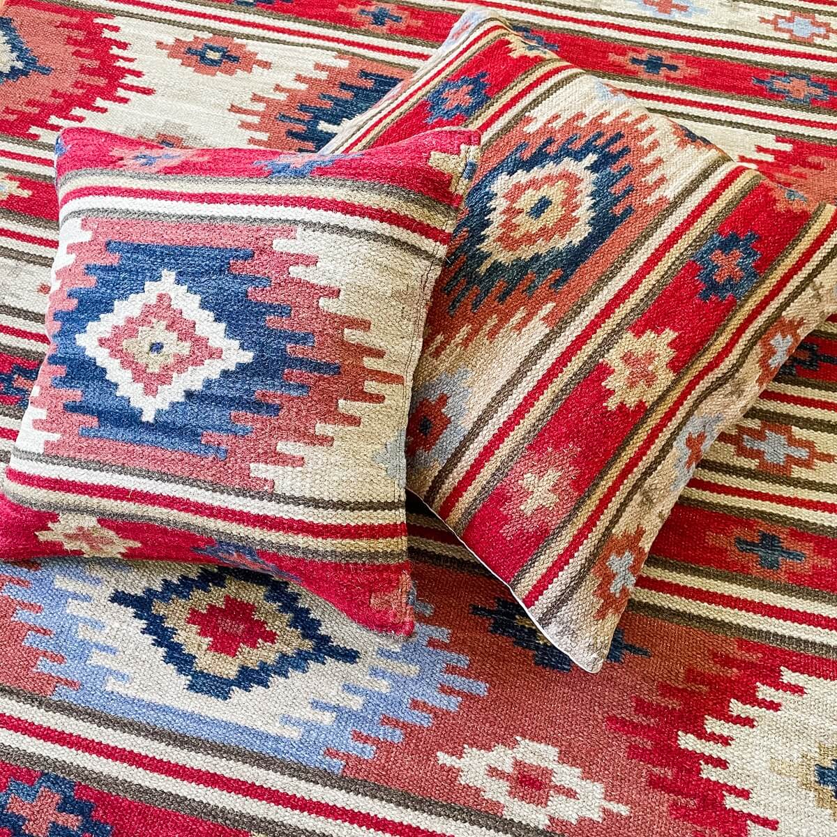 perne decorative kilim pe covor kilim Kashi