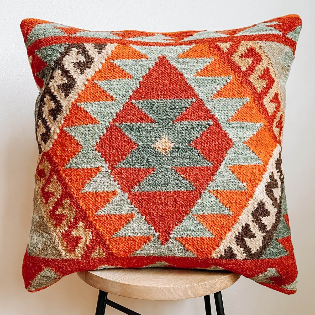 perna decorativa kilim saira in culori spectaculoase calde, mango+bloom