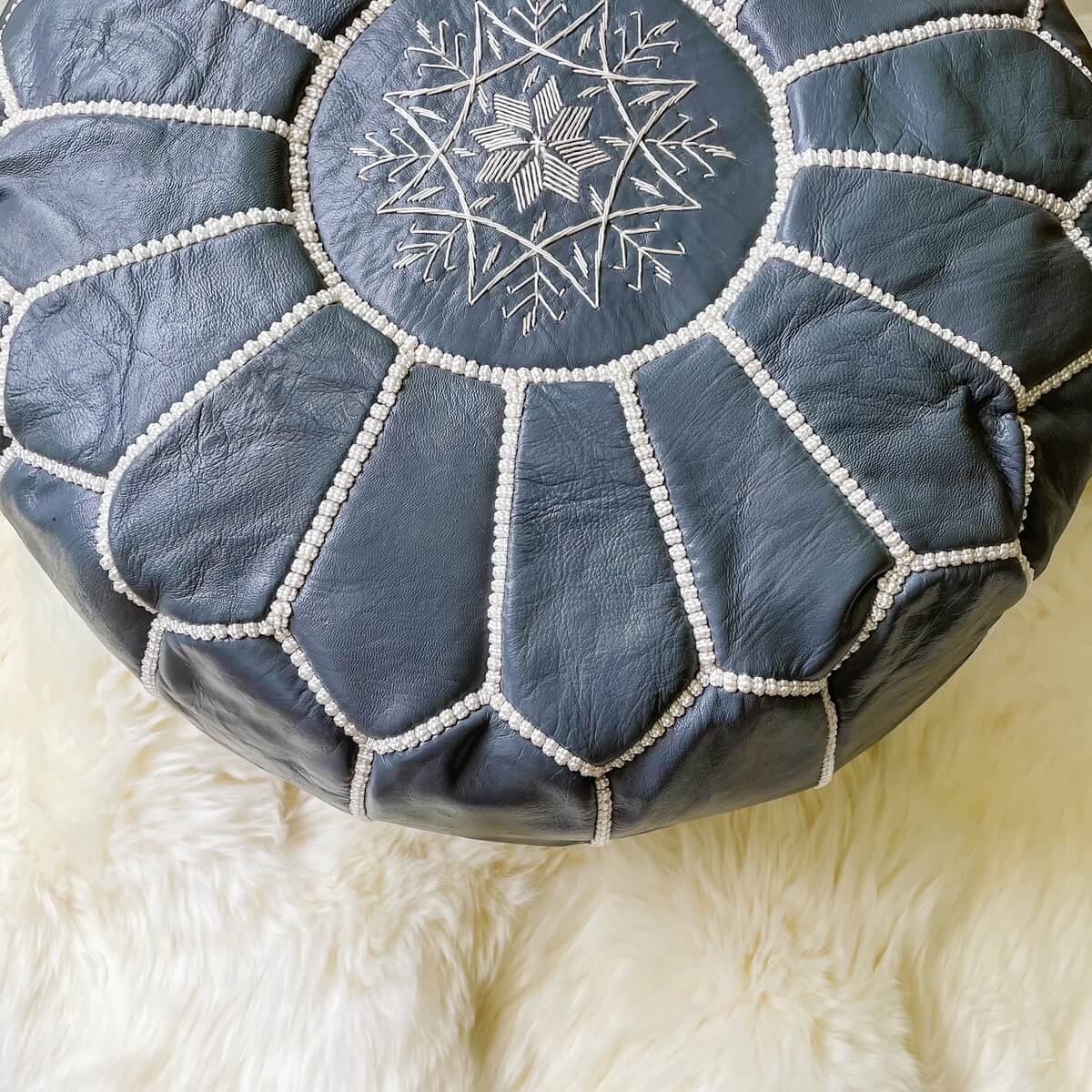 puf taburet autentic marocan din piele de capra cu cusatura alba zoom