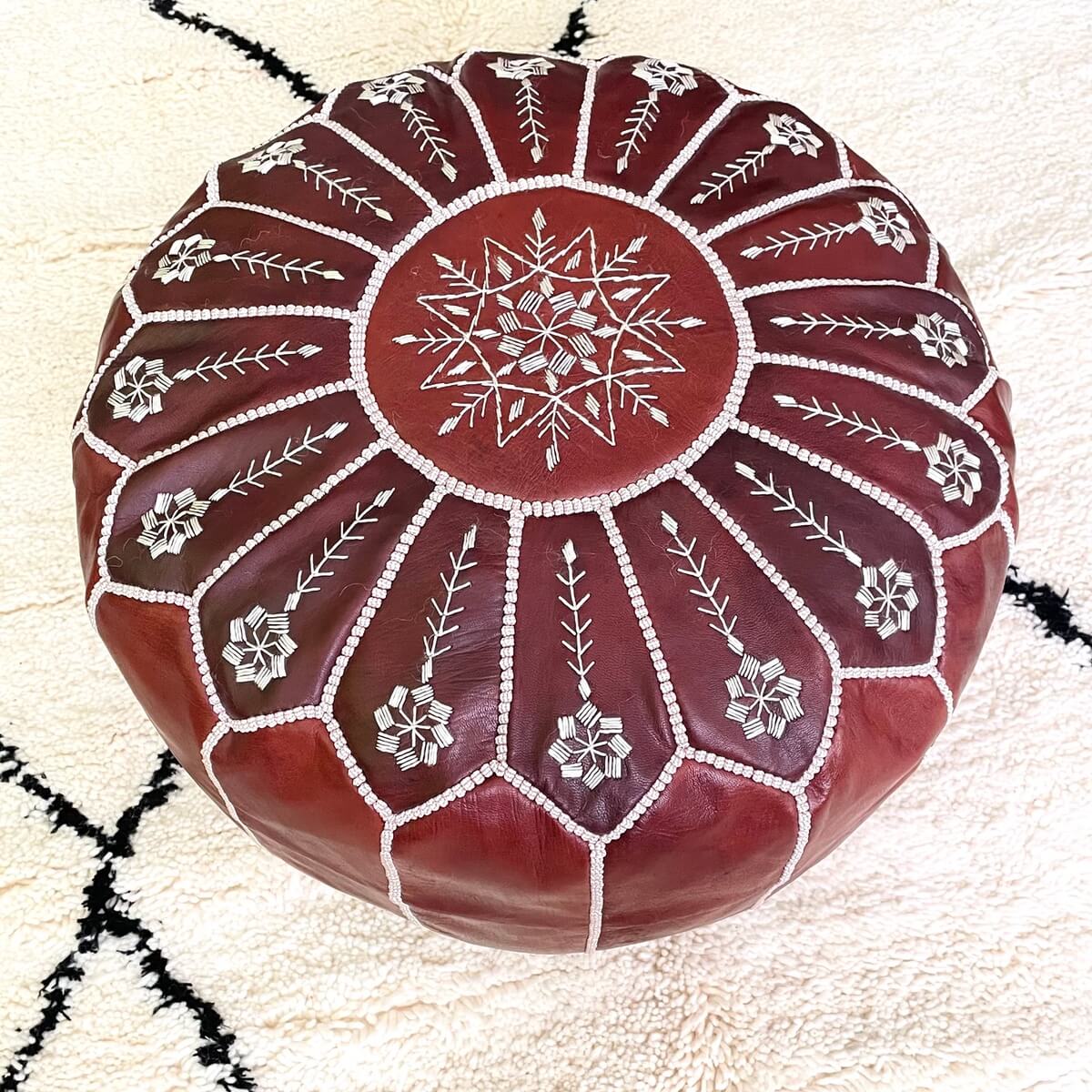 taburet puf din piele realizat manual de mestesugari din Maroc din piele naturala, model amplu, maro