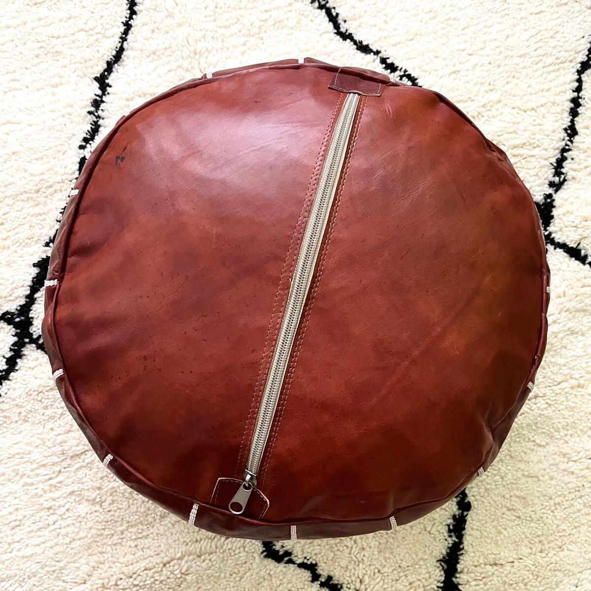taburet puf din piele realizat manual de mestesugari din Maroc din piele naturala, model amplu, maro, back