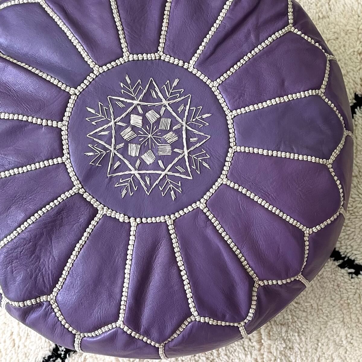 taburet puf marocan pentru fotoliu realizat manual din piele naturala culoare mov lila