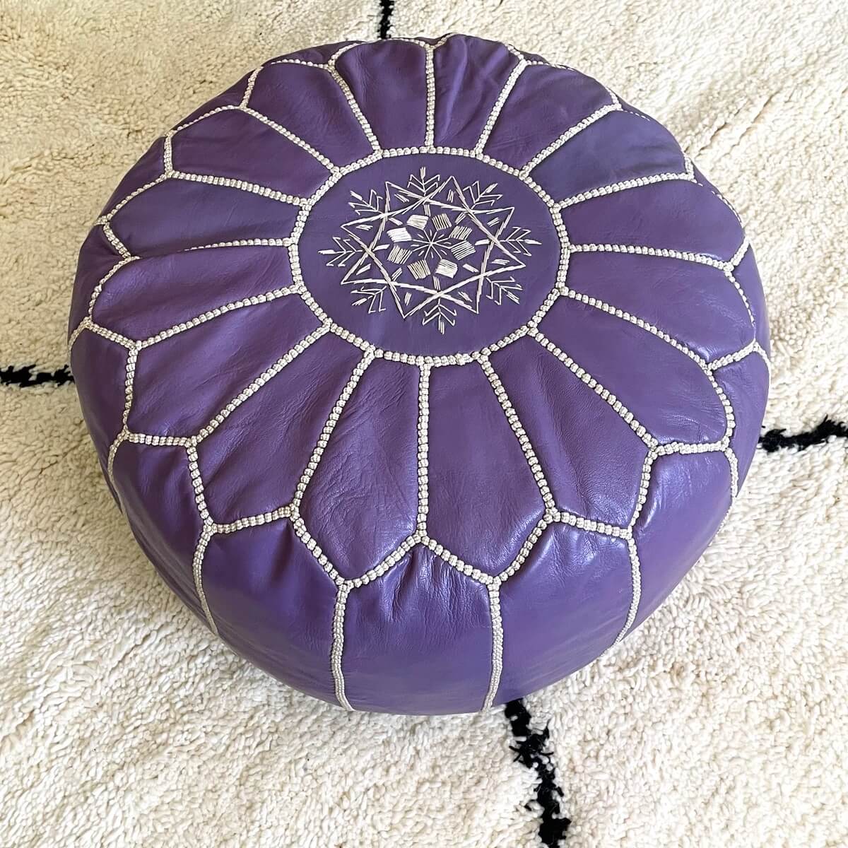 taburet puf marocan pentru fotoliu realizat manual din piele naturala culoare mov lila