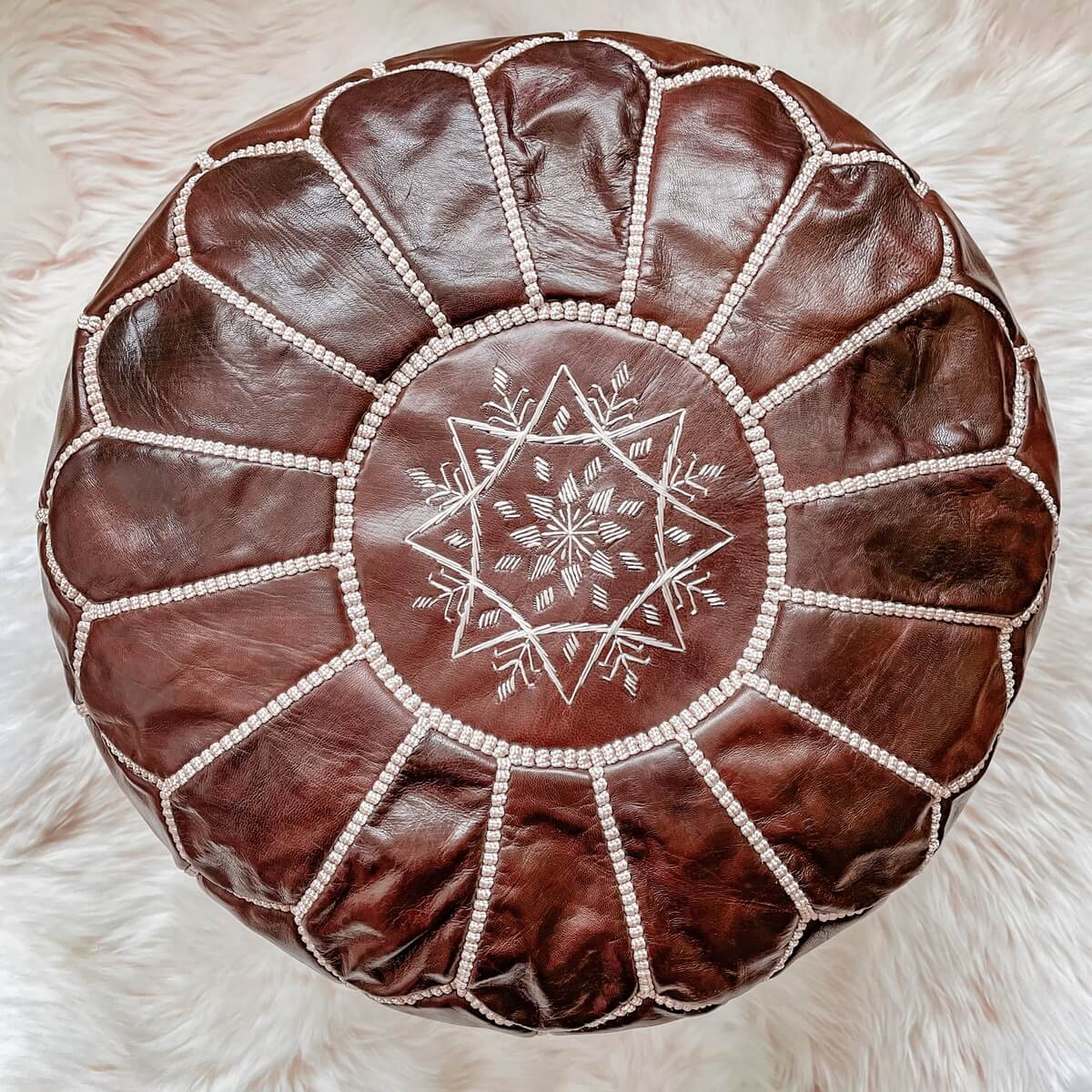 fotoliu puf marocan din piele de capra autentic maro inchis in stil boho