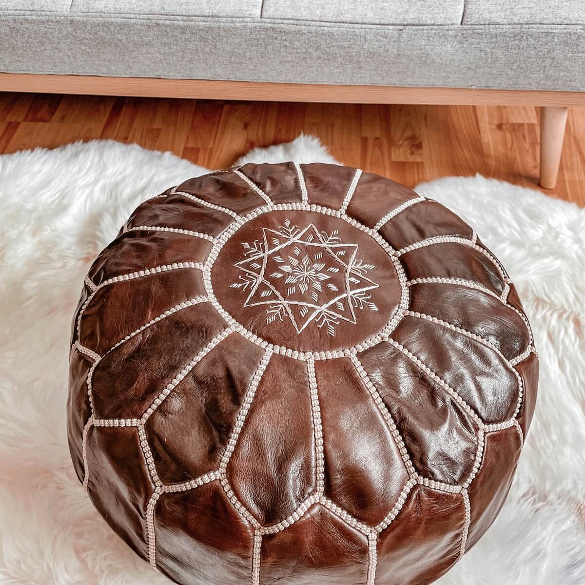 fotoliu puf marocan din piele de capra autentic maro inchis decor pe blana