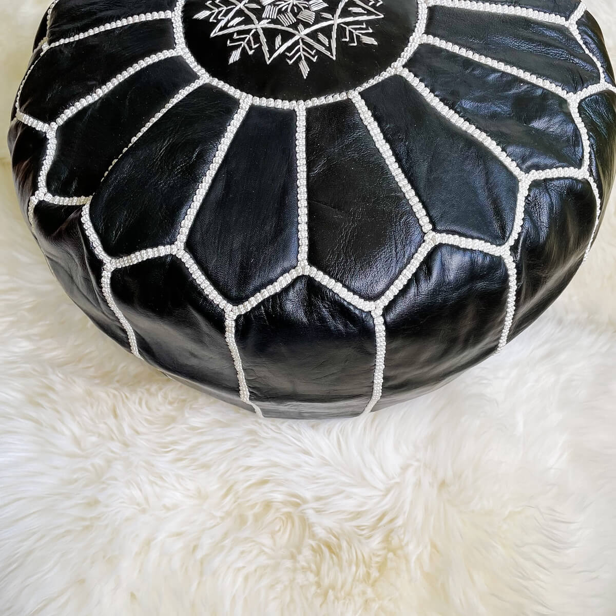 fotoliu puf marocan autentic din piele de capra negru cu cusatura alba zoom