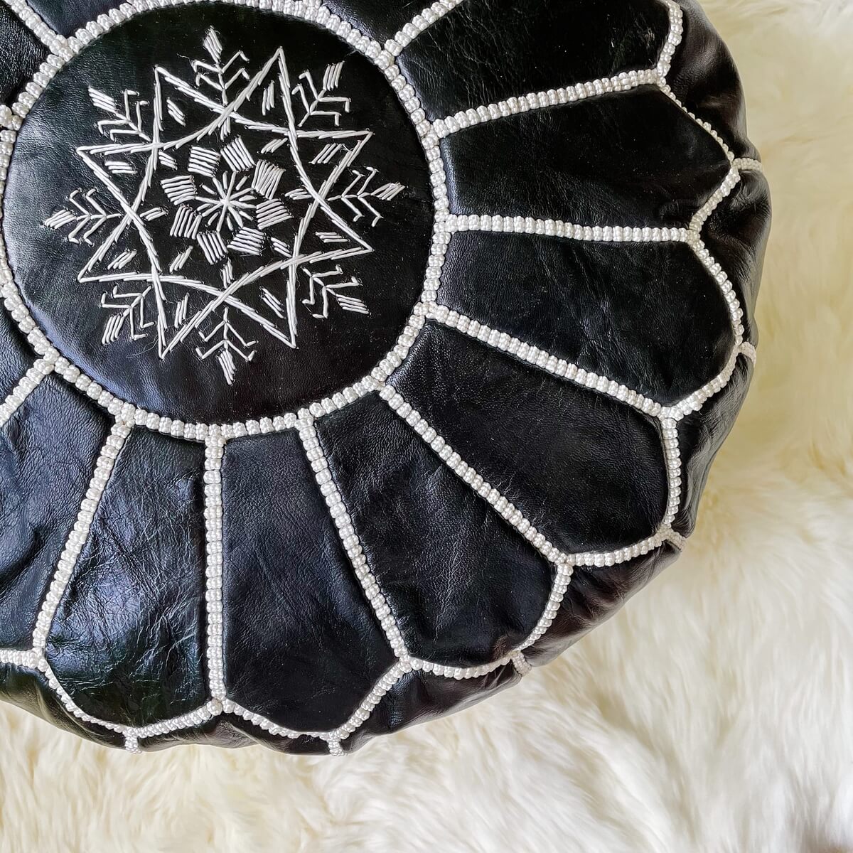 fotoliu puf marocan autentic din piele de capra negru cu cusatura alba zoom big