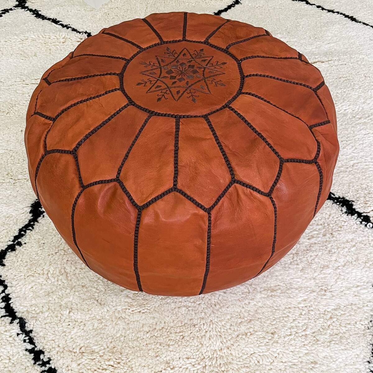 taburet puf marocan din piele naturala de capra, caramel, pe covor