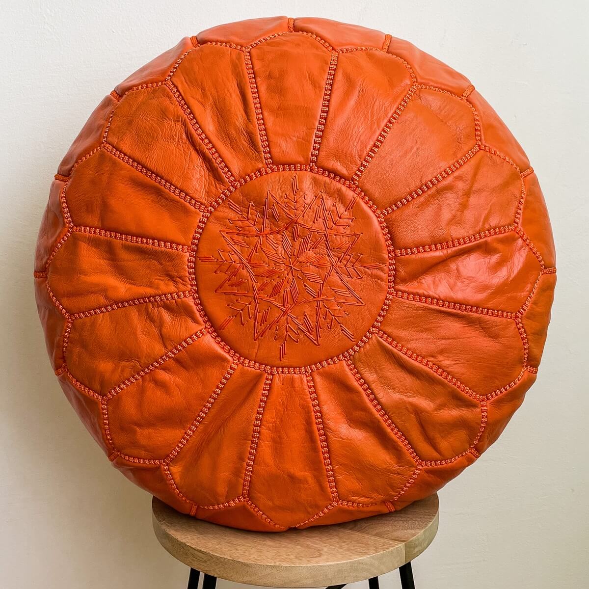 puf marocan din piele de tip taburet culoare portocaliu, mango+bloom
