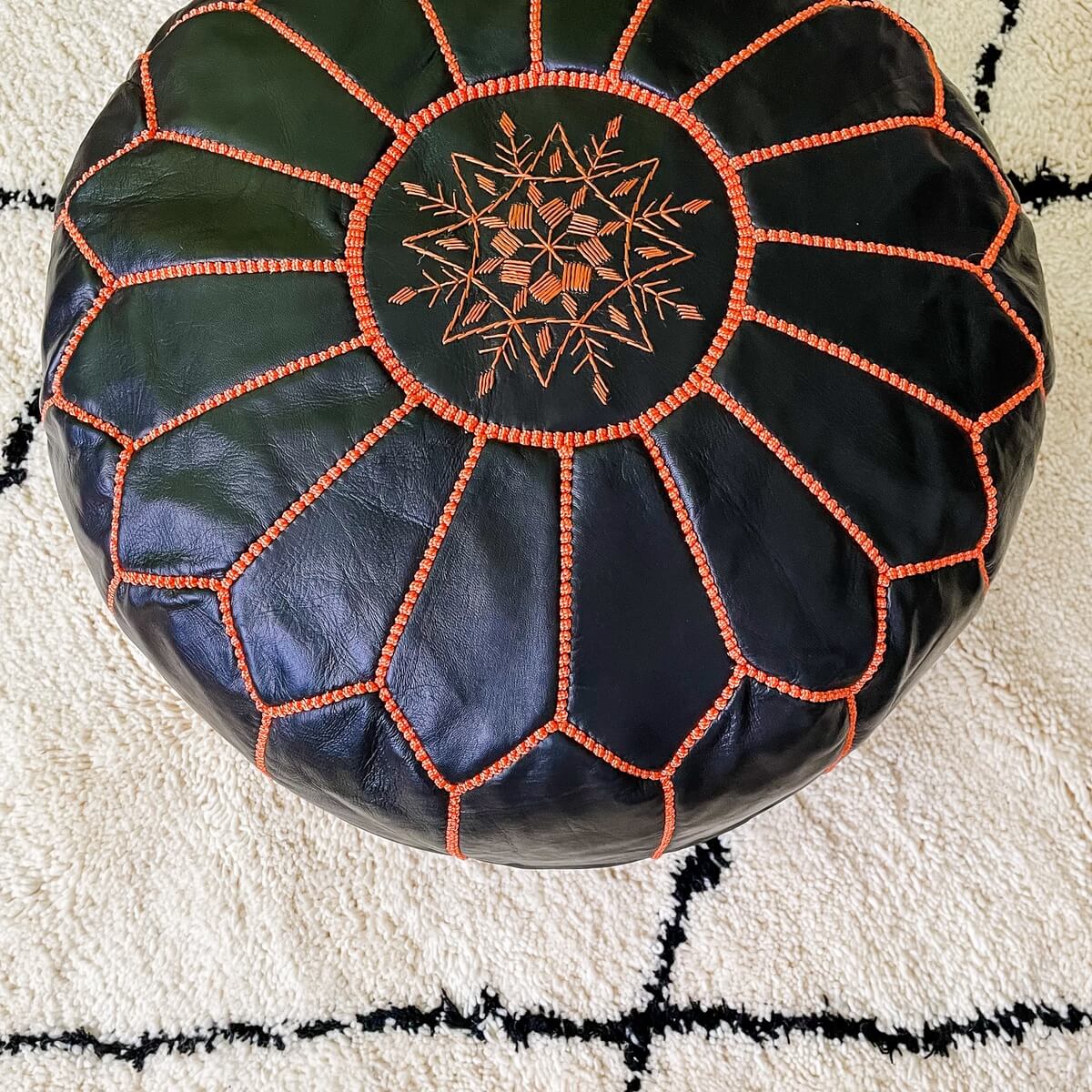 puf marocan xl premium din piele de capra negru cu broderie portocalie