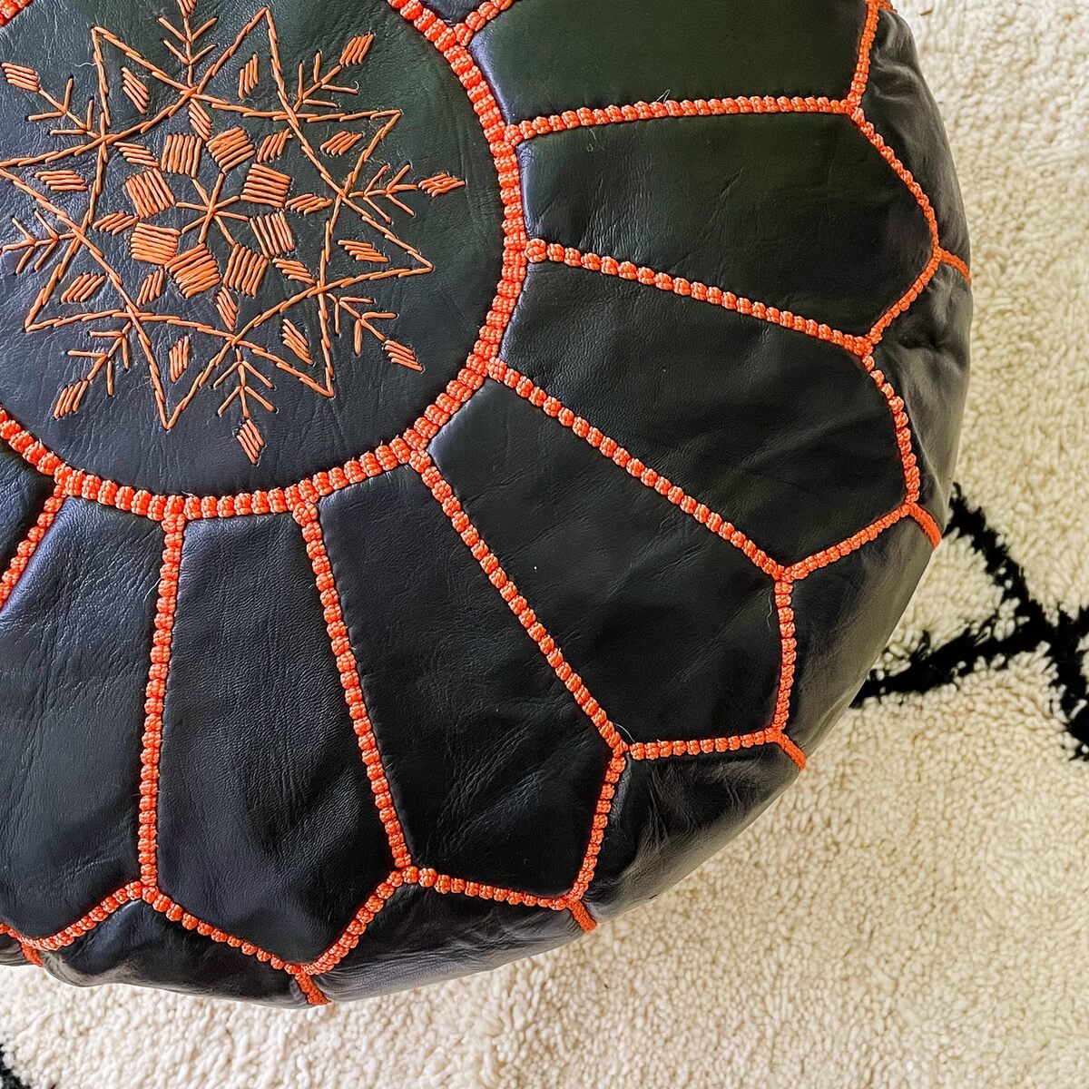 puf marocan xl premium din piele de capra negru cu broderie portocalie, zoom