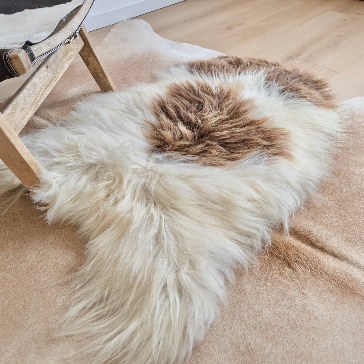 Covor din Blana Naturala de Oaie Islandeza cu fir extra lung de minim 10 cm, Alb si Maro 115 x 80 cm, pe podea