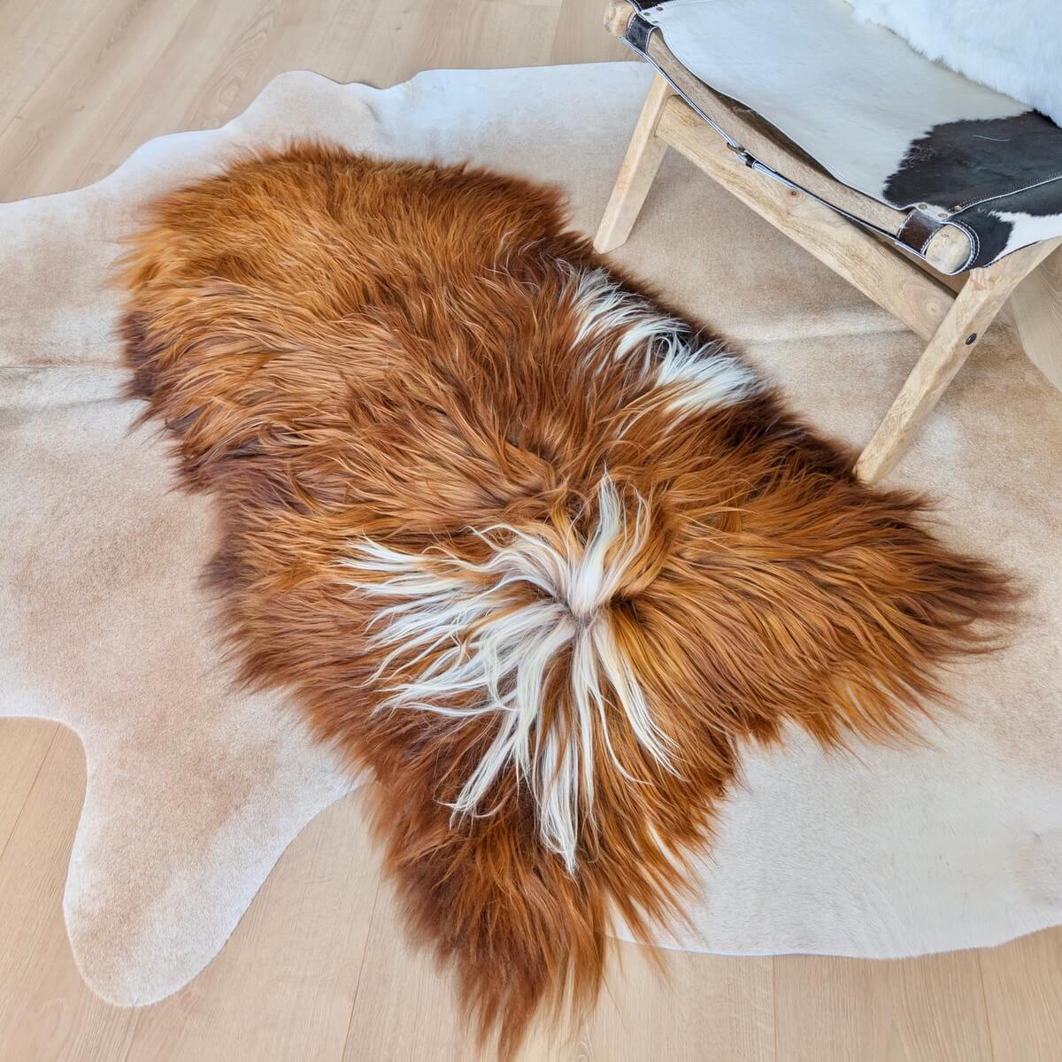 Covor din Blana Naturala de Oaie Islandeza cu fir extra lung de minim 10 cm, Ruginiu cu Alb 130 x 80 cm, pe parchet