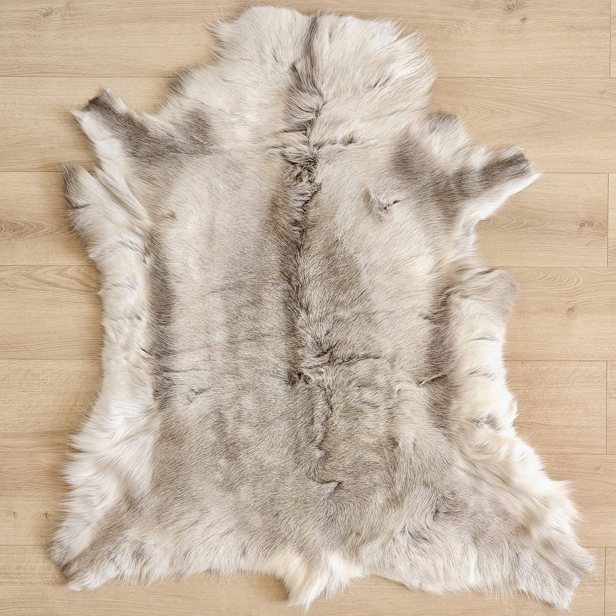 Covor din Piele Naturala de Ren in culori frumoase deschise de alb si gri deschis MBRD002 dimensiune 110 x 110 cm