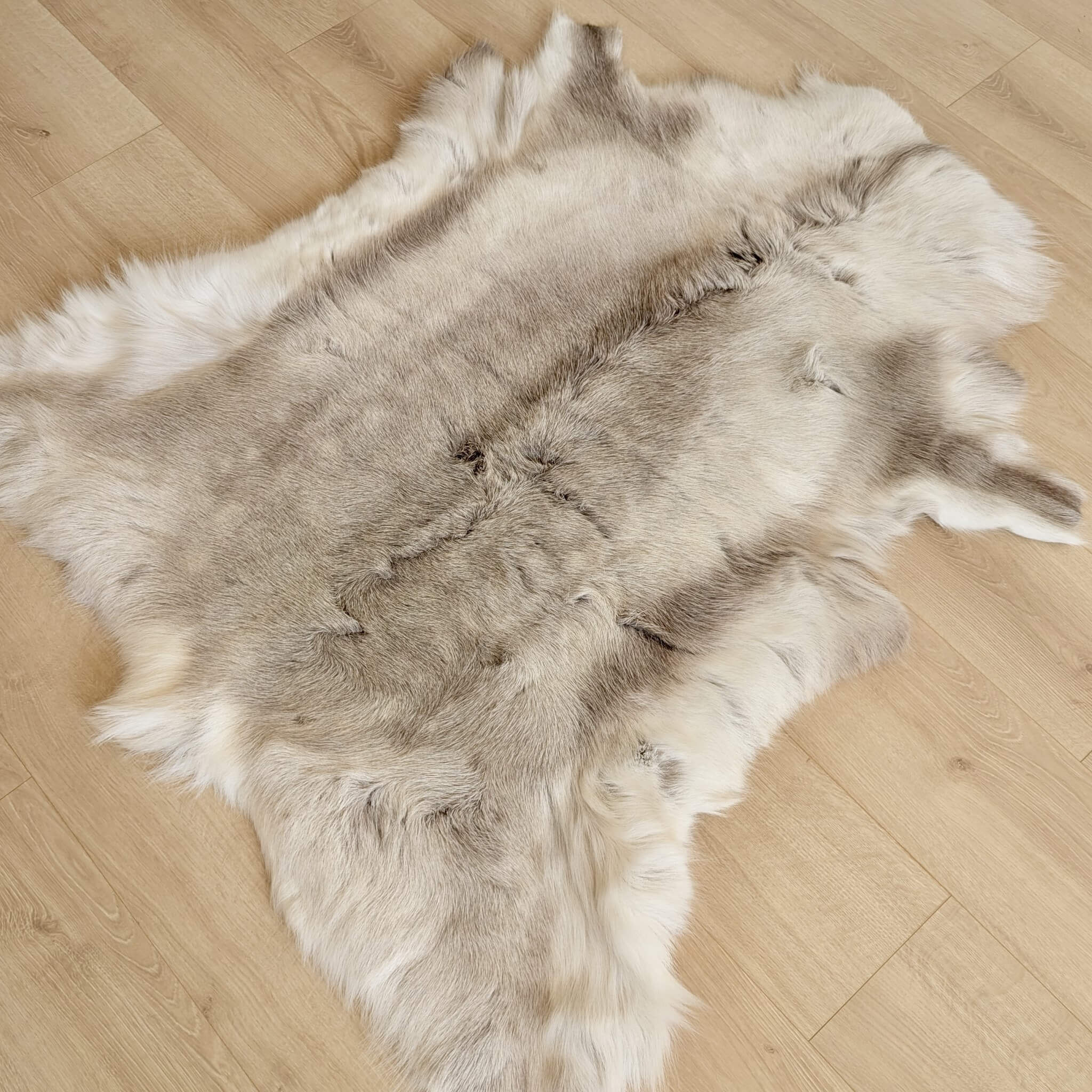 Covor din Piele Naturala de Ren pufos in culori frumoase deschise de alb si gri deschis MBRD002