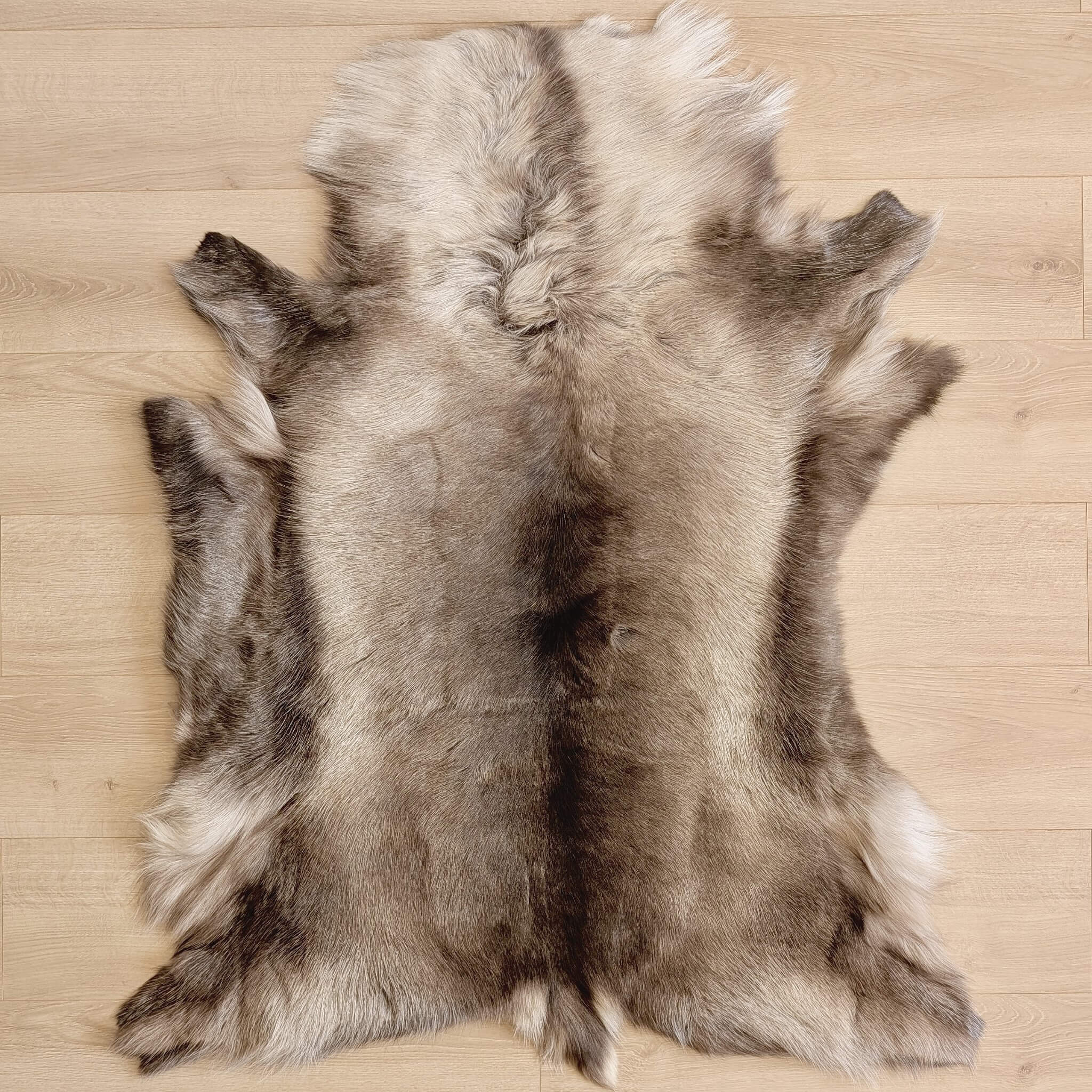 Covor din Piele Naturala de Ren in nuante de maro inchis MBRD003 dimensiune 110 x 100 cm