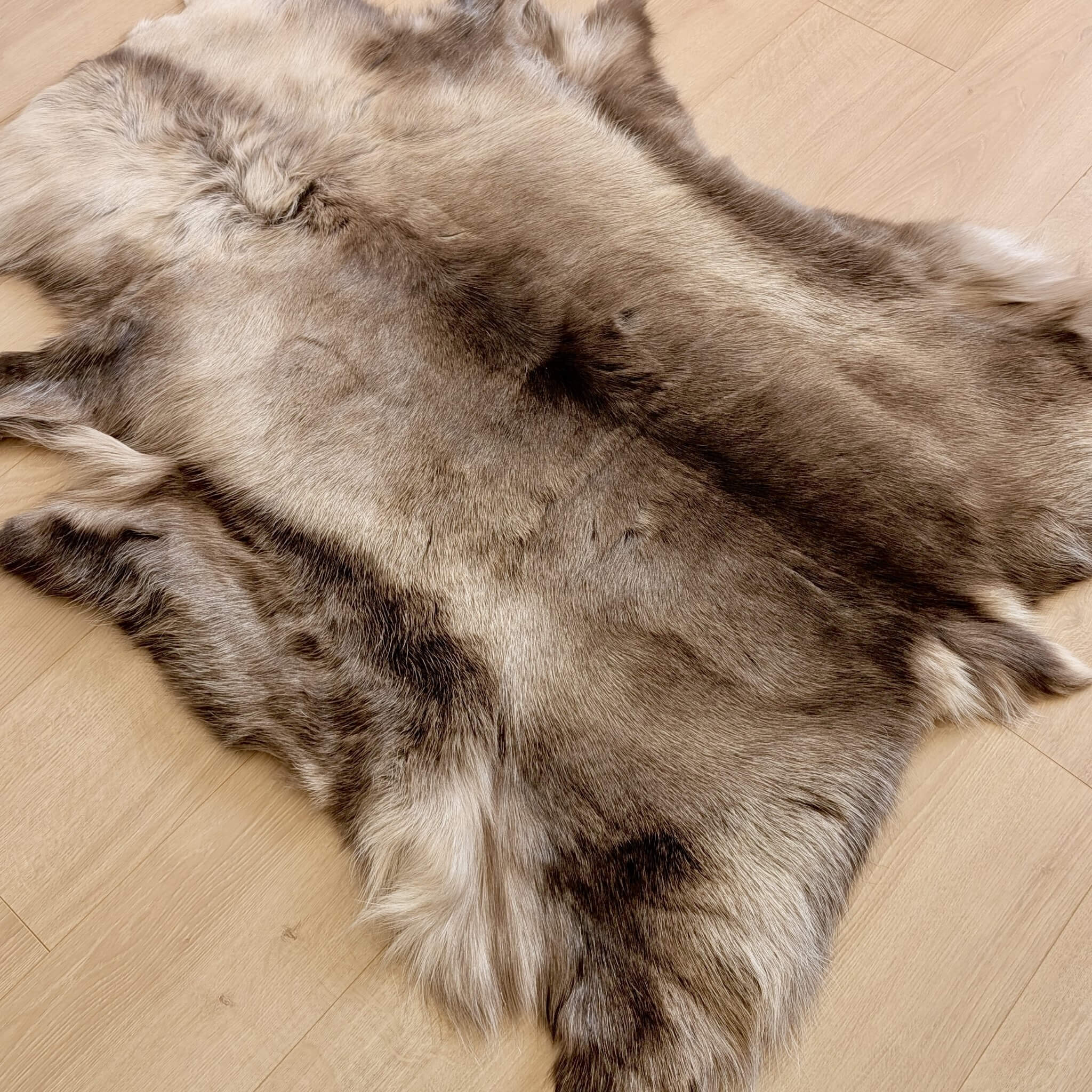 Covor din Piele Naturala de Ren in nuante de maro inchis MBRD003 cu fir par lung si des