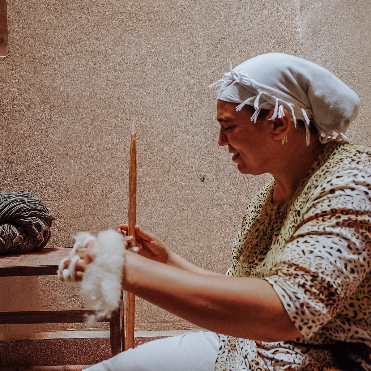 femeie pregateste lana pentru a tese un covor in maroc