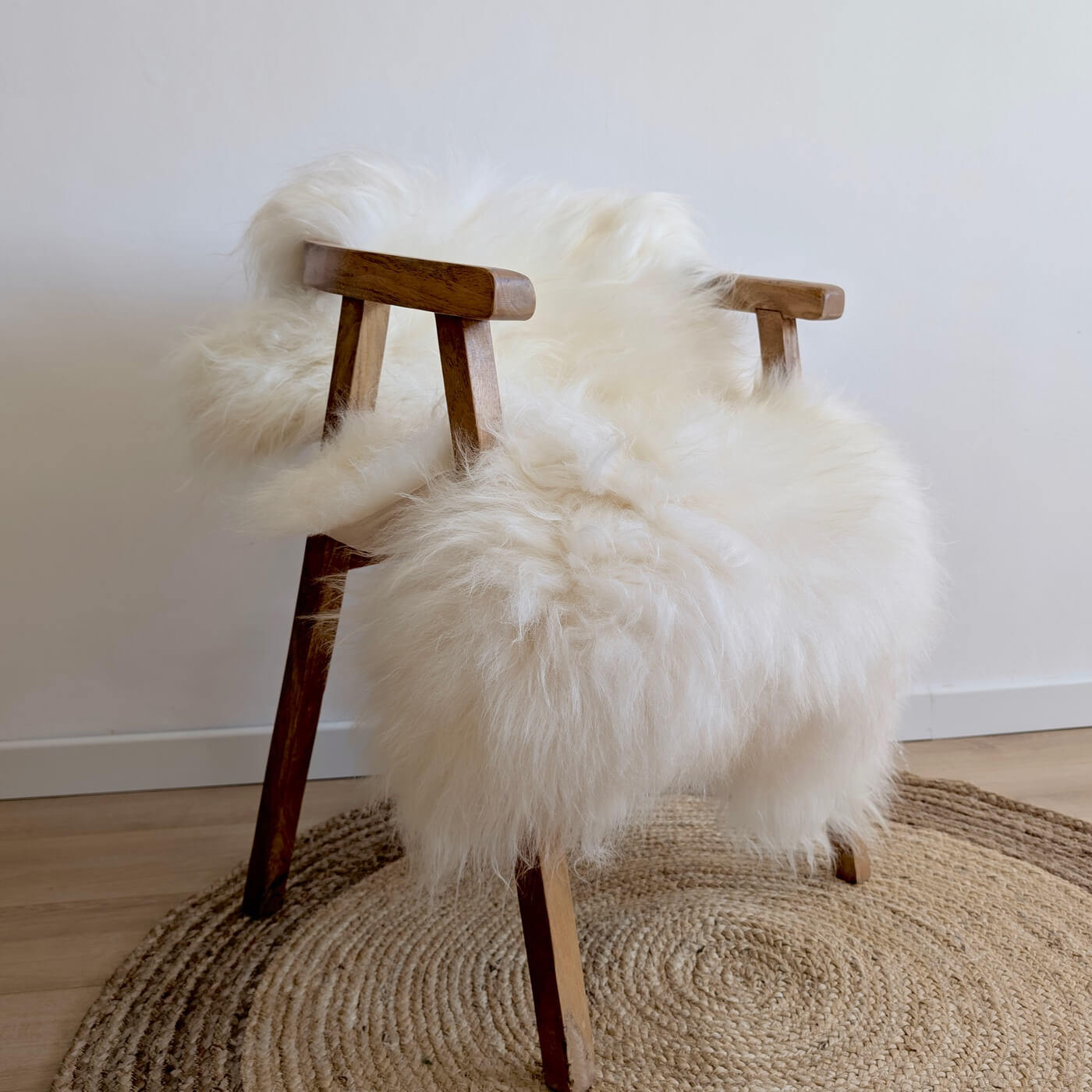 Covor din blana de oaie islandeza extrem de pufos si dens, cu fir extra lung de minim 10 cm, de culoare alba ivory, pe scaun 3