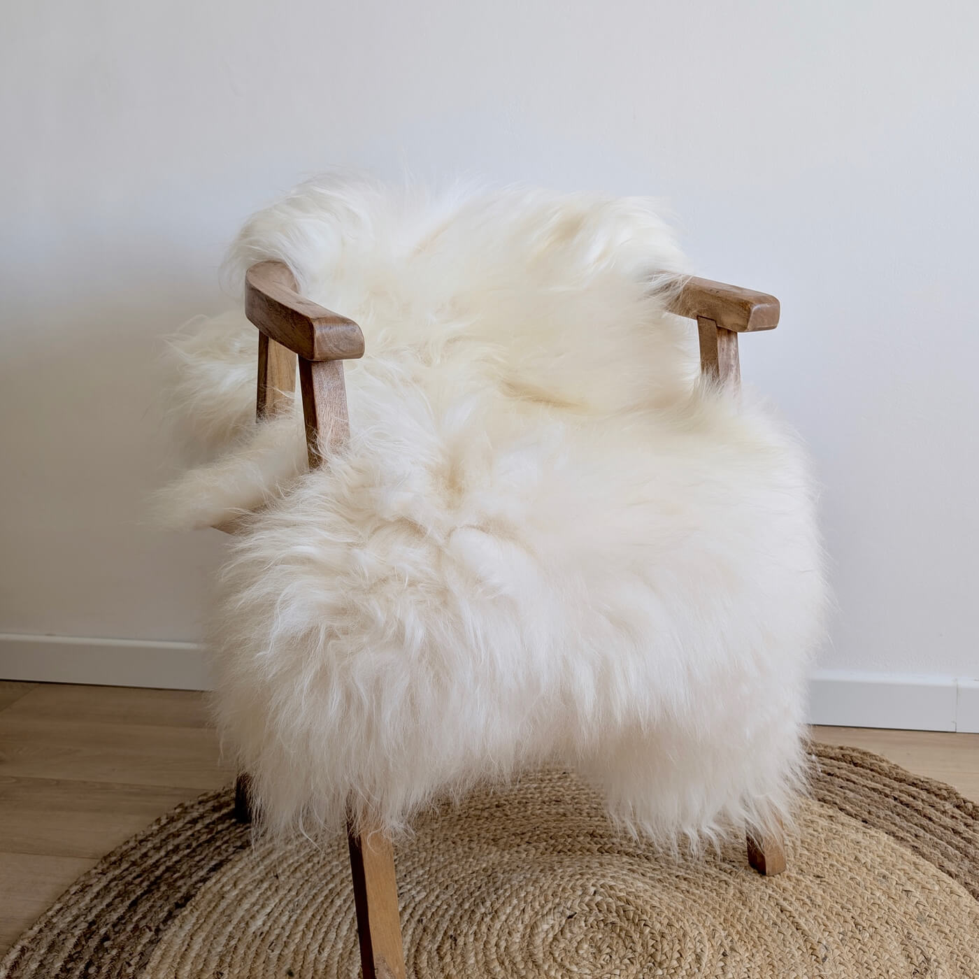 Covor din blana de oaie islandeza extrem de pufos si dens, cu fir extra lung de minim 10 cm, de culoare alba ivory, frumos