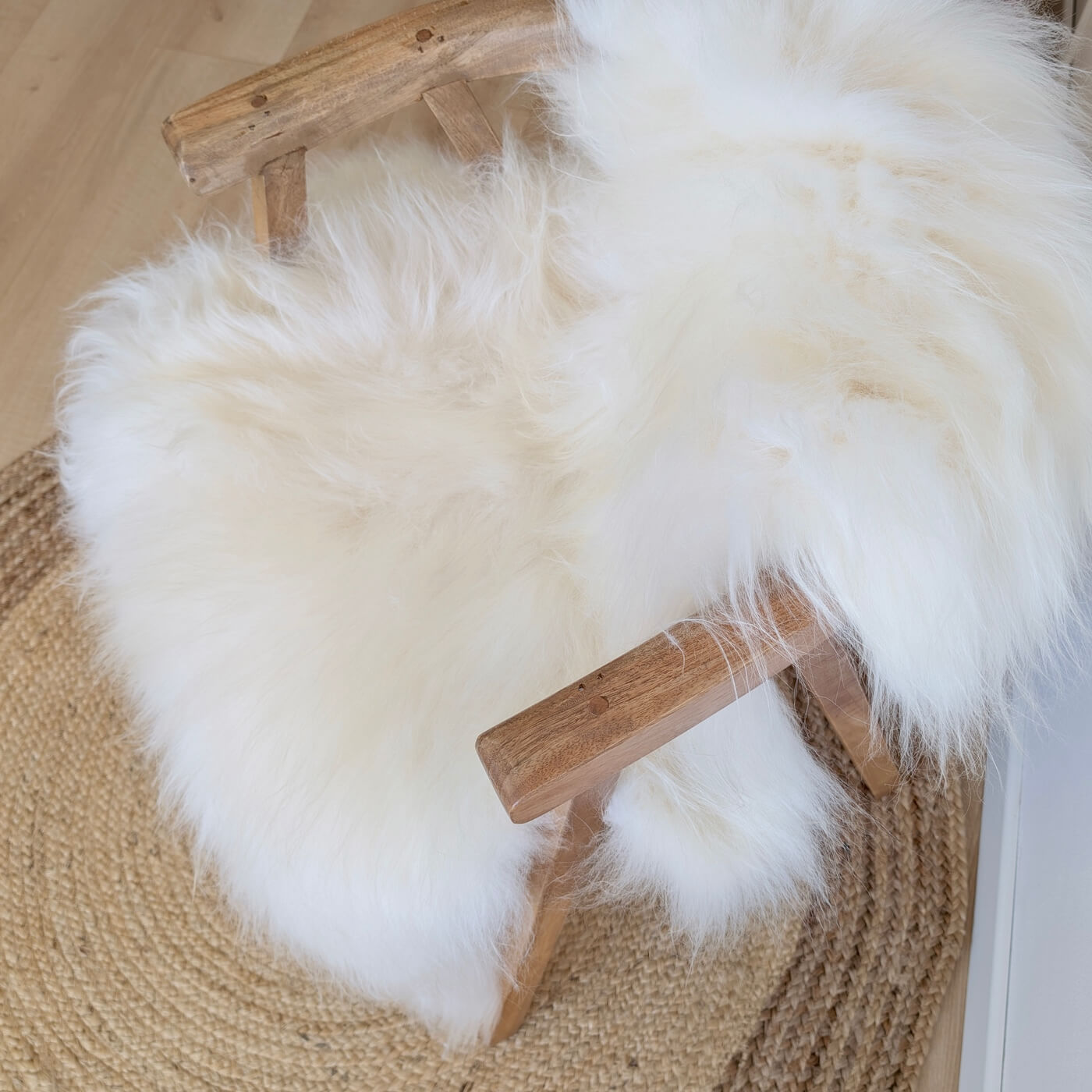 Covor din blana de oaie islandeza extrem de pufos si dens, cu fir extra lung de minim 10 cm, de culoare alba ivory, de sus 