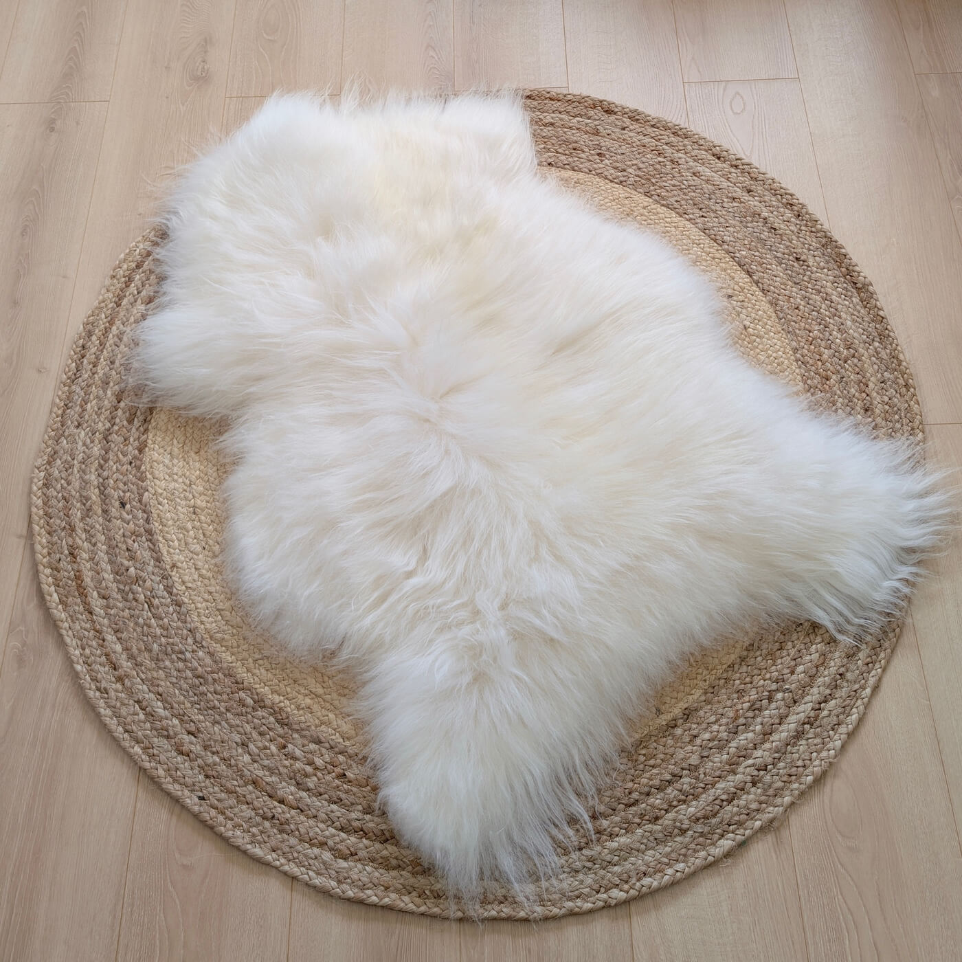 Covor din blana de oaie islandeza extrem de pufos si dens, cu fir extra lung de minim 10 cm, de culoare alba ivory, intins pe podea