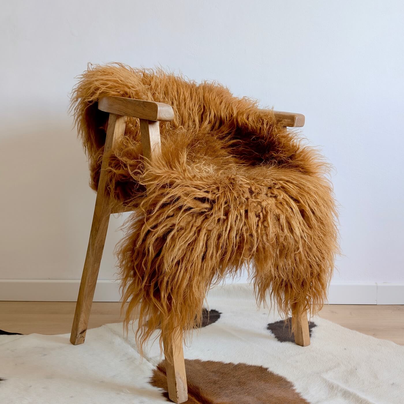 Covor din blană naturală de oaie islandeză cu fir creț și lung de minim 10 cm de culoare arămie. Dens și pufos este foarte versatil în decorul casei - Pe scaun