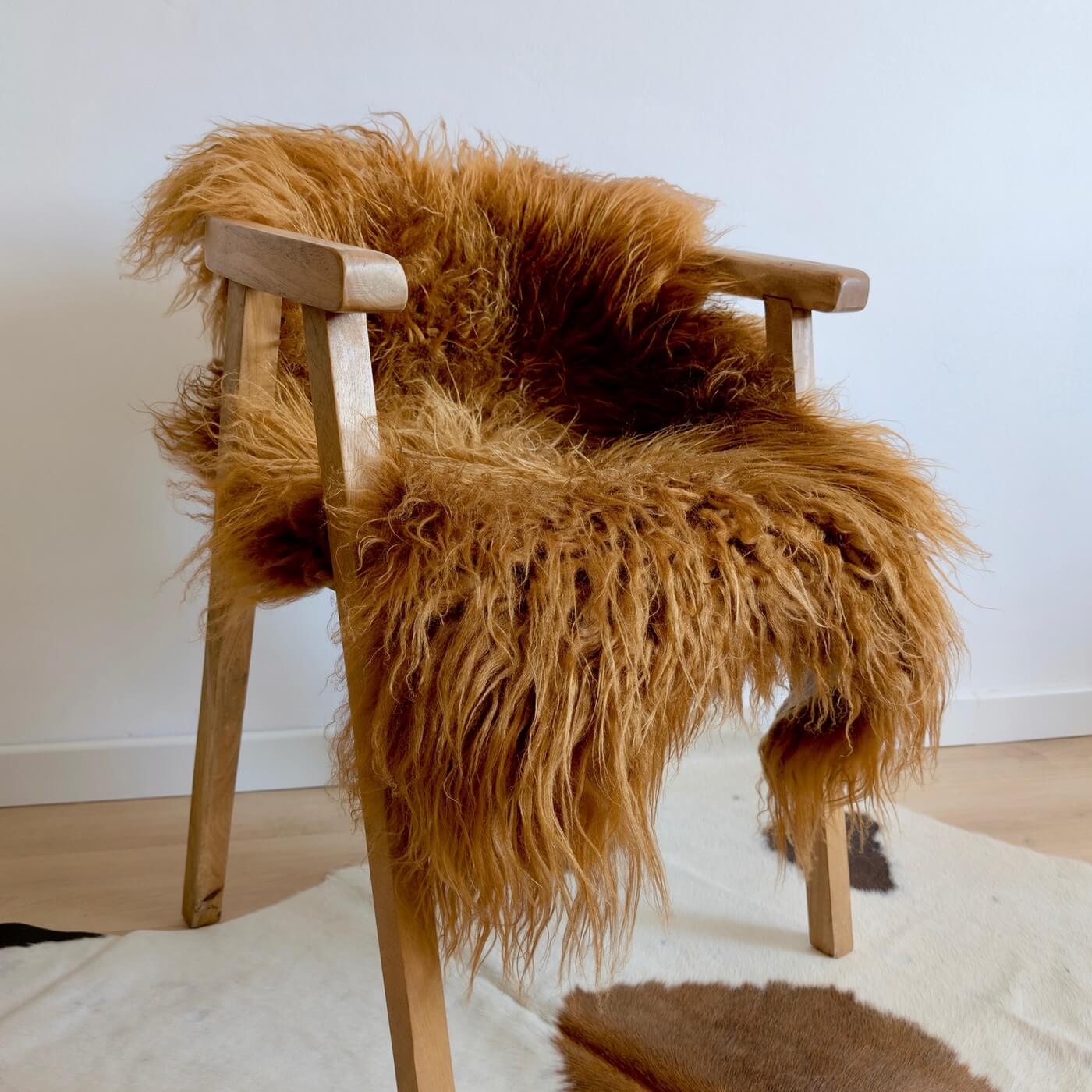 Covor din blană naturală de oaie islandeză cu fir creț și lung de minim 10 cm de culoare arămie. Dens și pufos este foarte versatil în decorul casei - din lateral