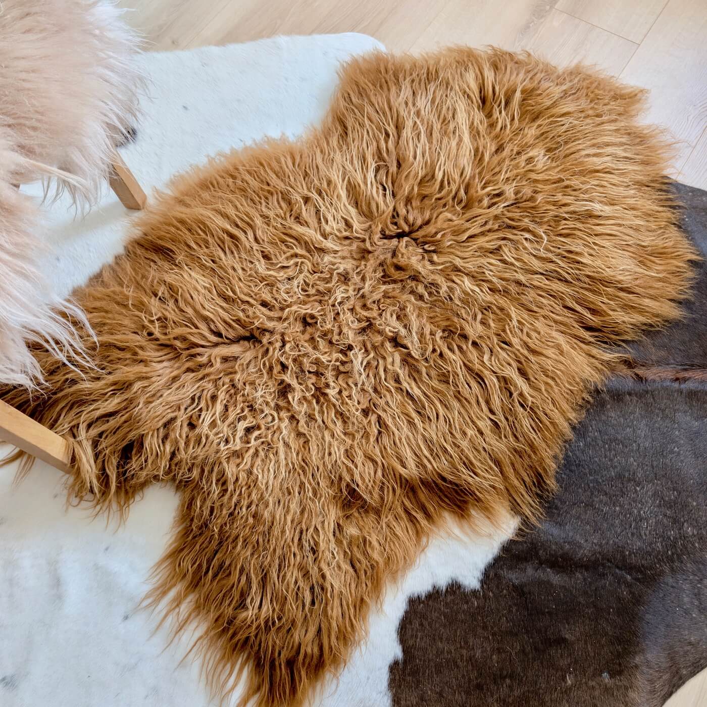 Covor din blană naturală de oaie islandeză cu fir creț și lung de minim 10 cm de culoare arămie. Dens și pufos este foarte versatil în decorul casei - pe podea