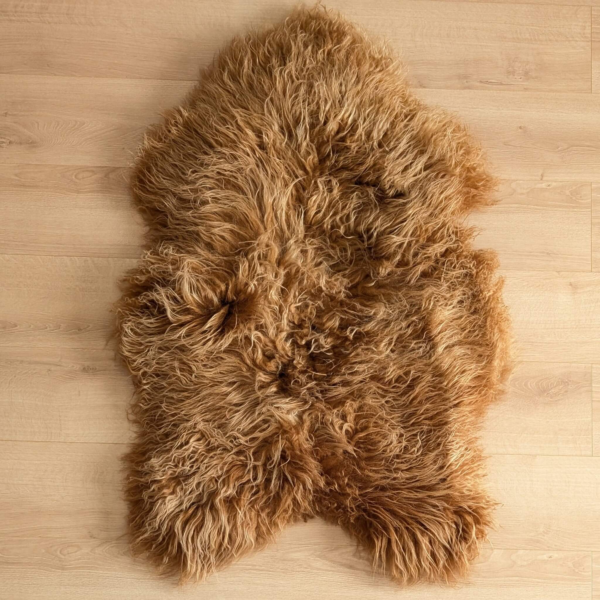 Covor din blană naturală de oaie islandeză cu fir creț și lung de minim 10 cm de culoare arămie