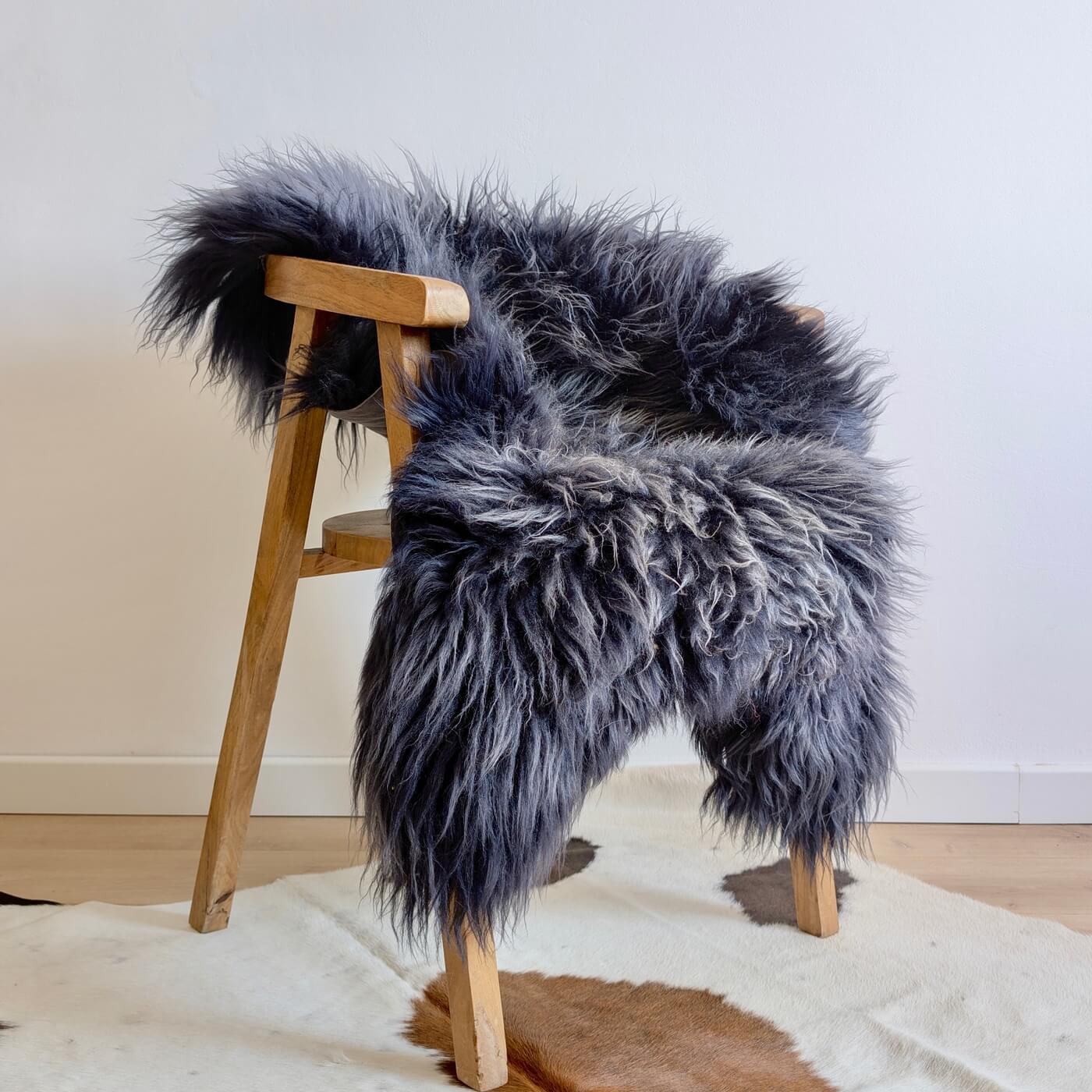 Covor din blană naturală de oaie islandeză cu fir creț și lung de minim 10 cm de culoare gri grafit - pe scaun