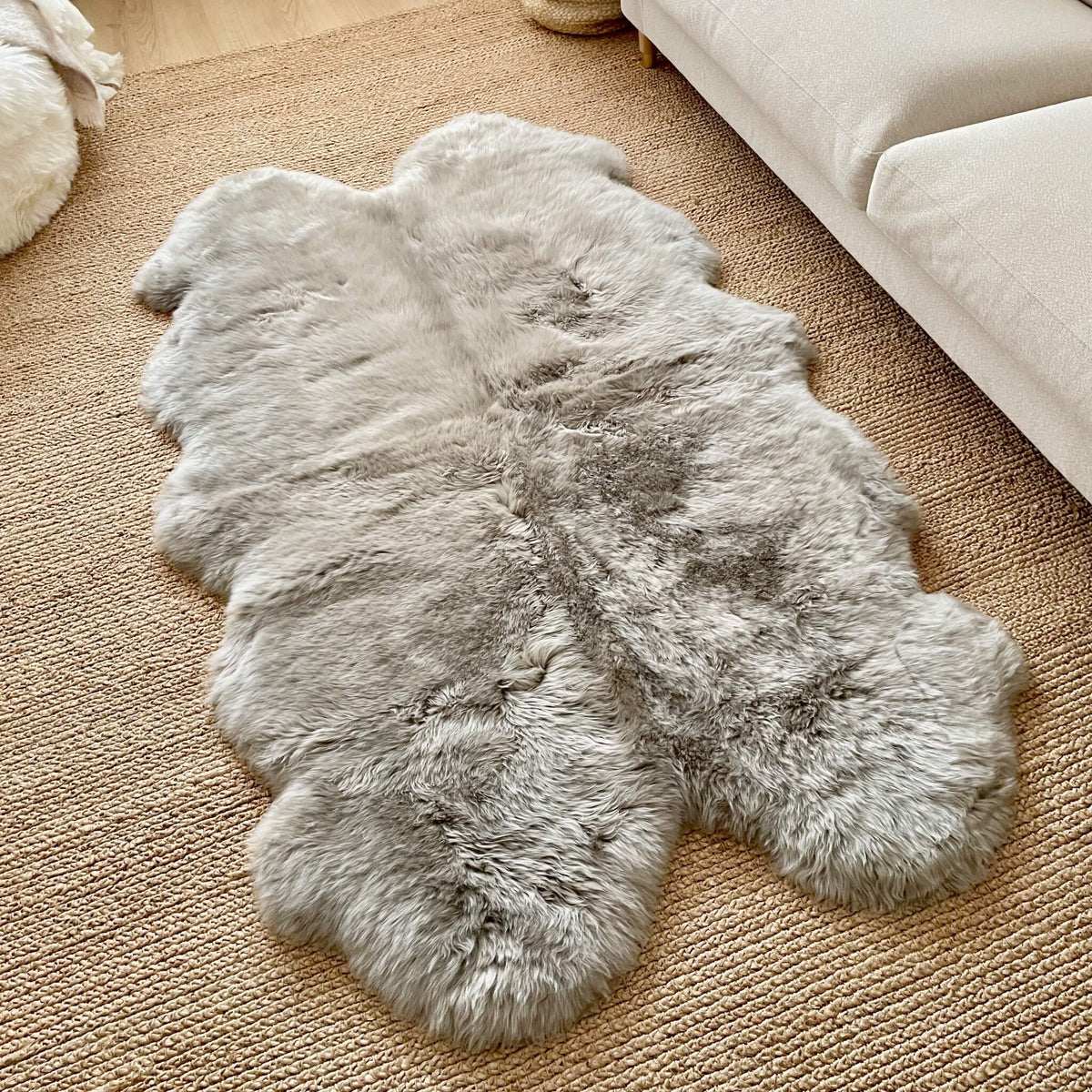 covor quad din blana naturala - 4 piei intregi de oaie, fir lung dens si pufos - bej argintiu - pe podea