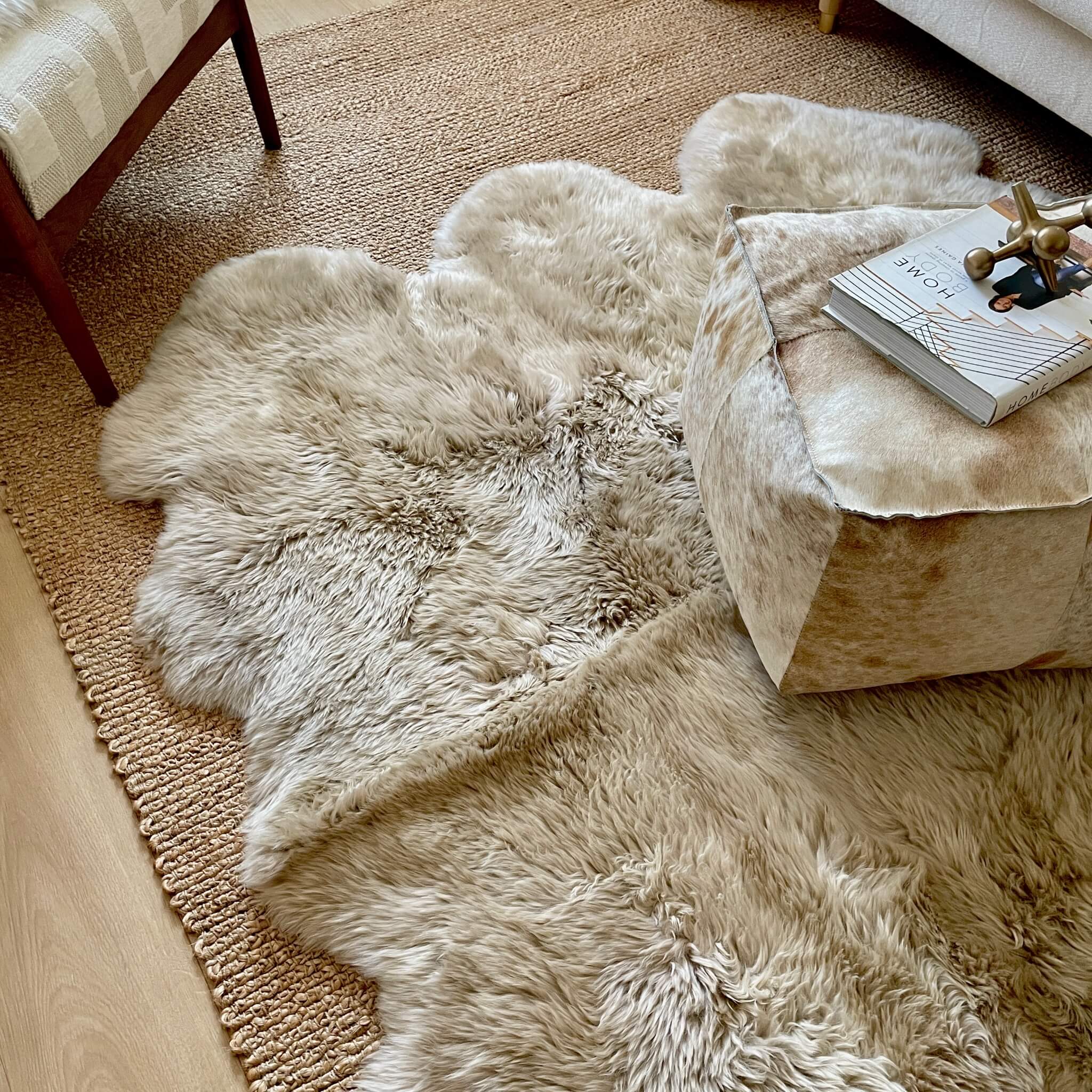 covor din blana naturala in forma organica - creat din 6 piei de oaie, fir lung dens si pufos - bej deschis - decor living