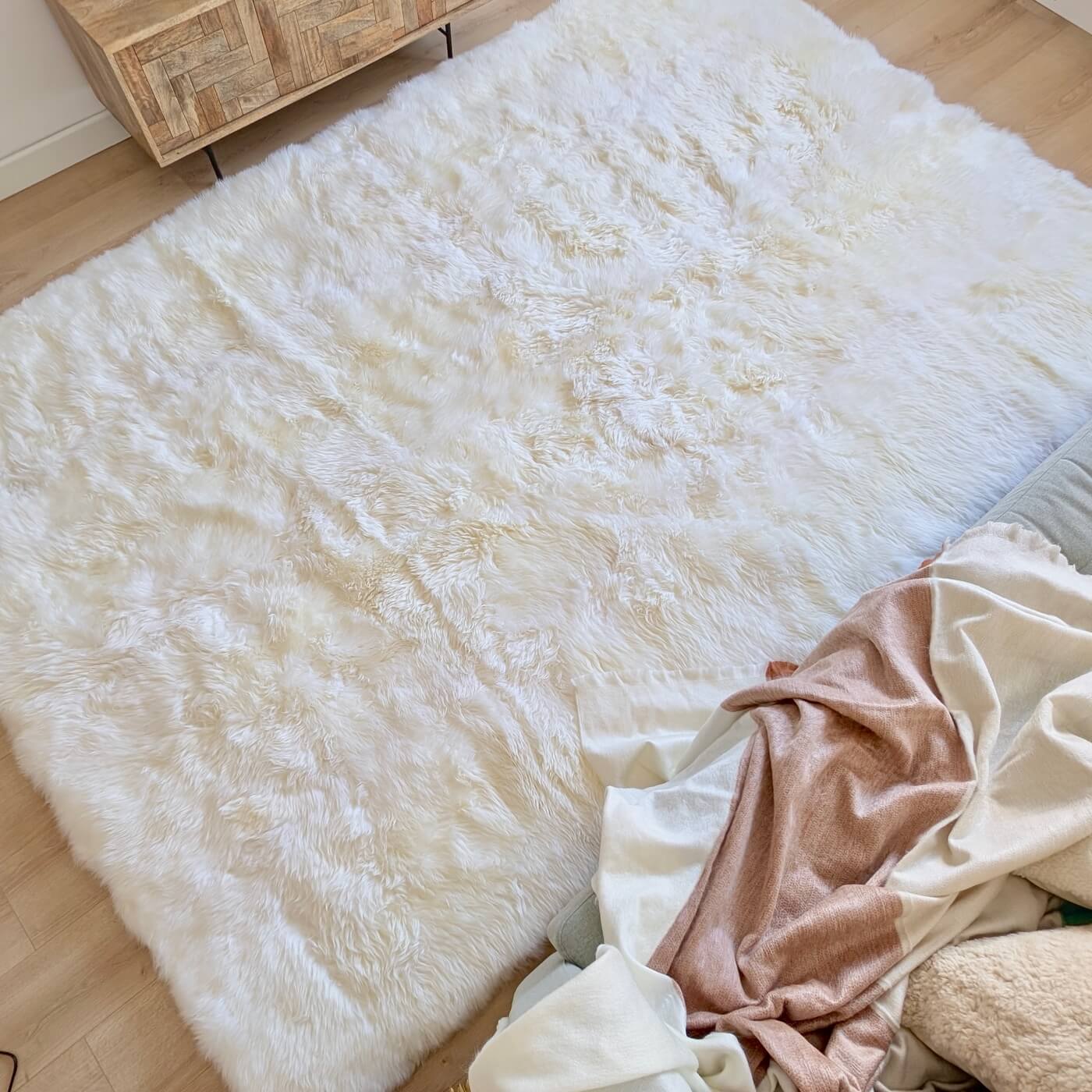 Covor dreptunghiular 300x200 din blană naturală de oaie australiană cu fir lung în nuanța de alb ivory. Somptuos și moale, în living