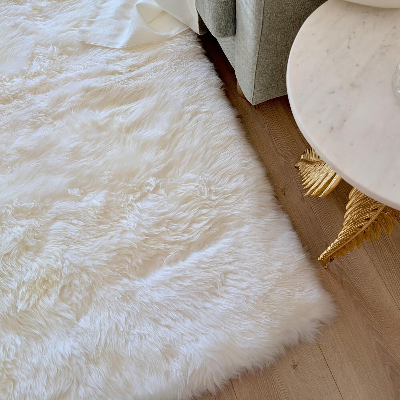 Covor dreptunghiular 300x200 din blană naturală de oaie australiană cu fir lung în nuanța de alb ivory. Somptuos și moale, perfect pentru dormitor