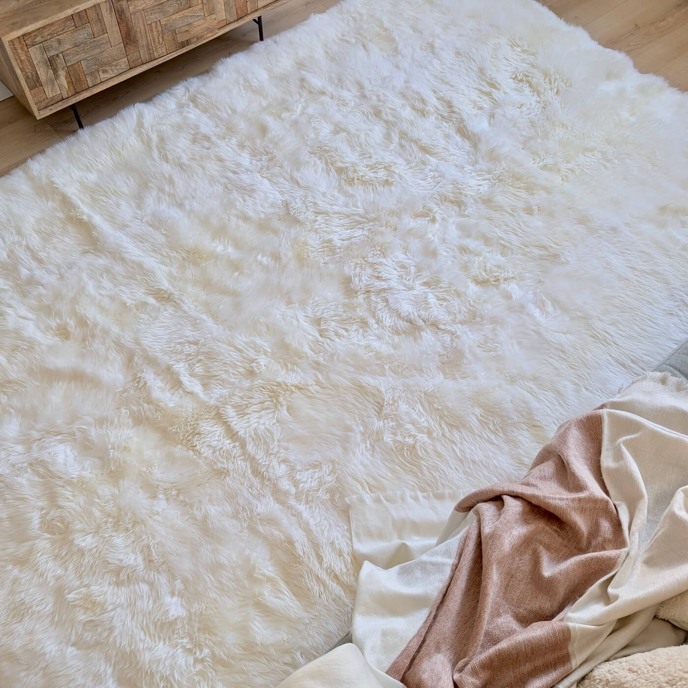 Covor dreptunghiular 300x200 din blană naturală de oaie australiană cu fir lung în nuanța de alb ivory. Somptuos și moale, idei living
