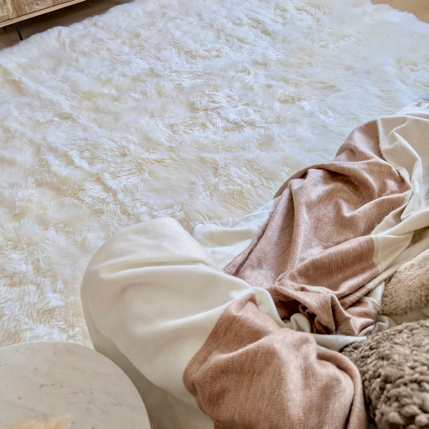 Covor dreptunghiular 300x200 din blană naturală de oaie australiană cu fir lung în nuanța de alb ivory. Somptuos și moale, idei living 2