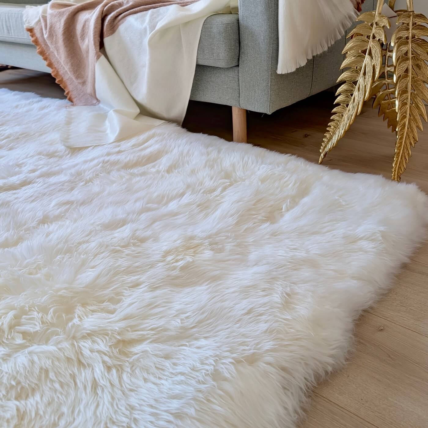 Covor dreptunghiular 300x200 din blană naturală de oaie australiană cu fir lung în nuanța de alb ivory. Somptuos și moale, de aproape