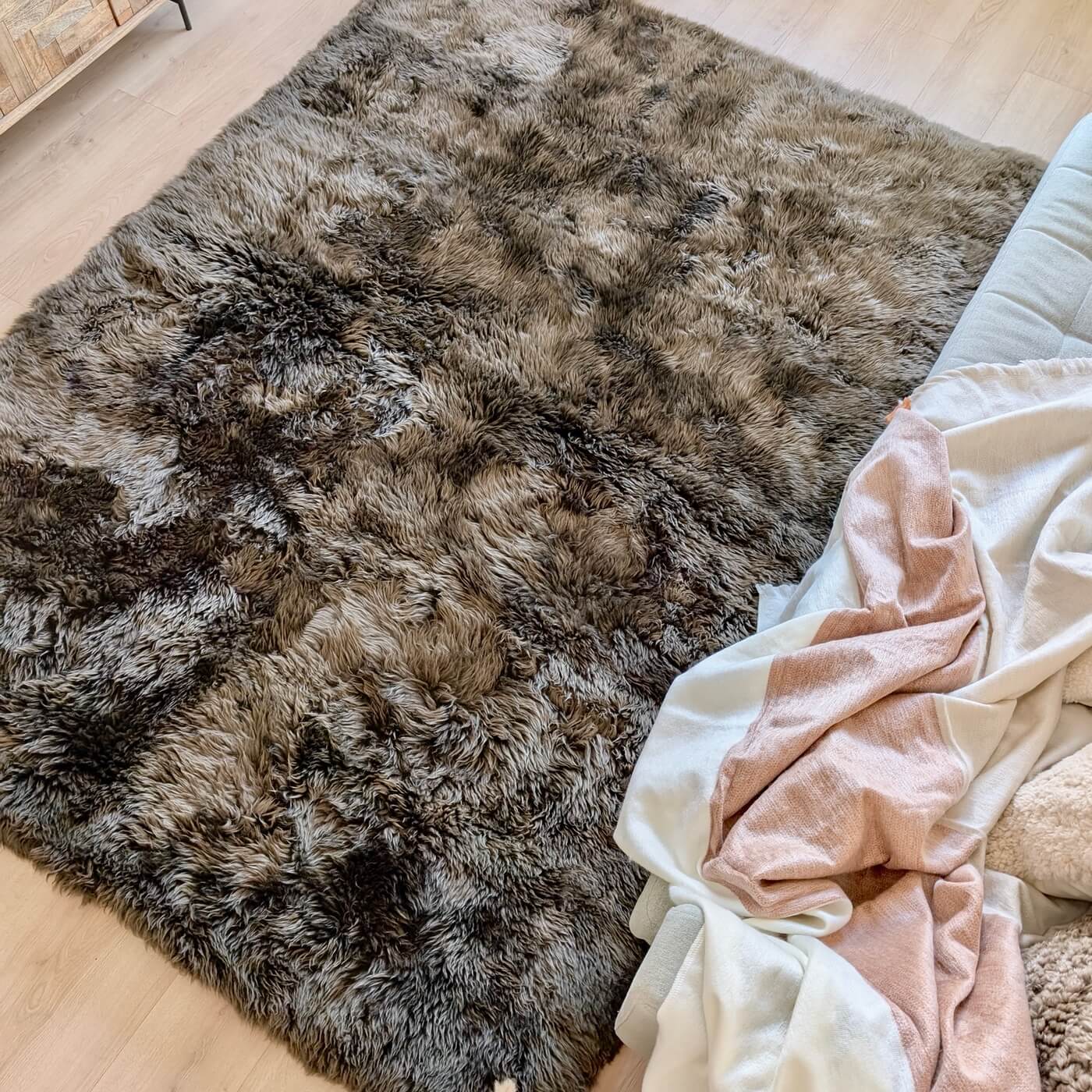 Covor Dreptunghiular din Blană Naturală de Oaie Australiană cu fir lung, Maro Cenușiu - 170 x 240 cm - idei living 3