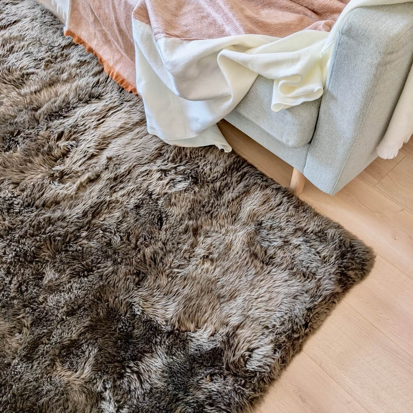 Covor Dreptunghiular din Blană Naturală de Oaie Australiană cu fir lung, Maro Cenușiu - 170 x 240 cm - pe parchet