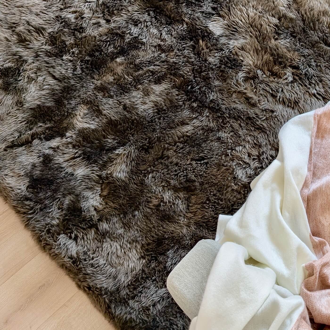 Covor Dreptunghiular din Blană Naturală de Oaie Australiană cu fir lung, Maro Cenușiu - 170 x 240 cm - de aproape