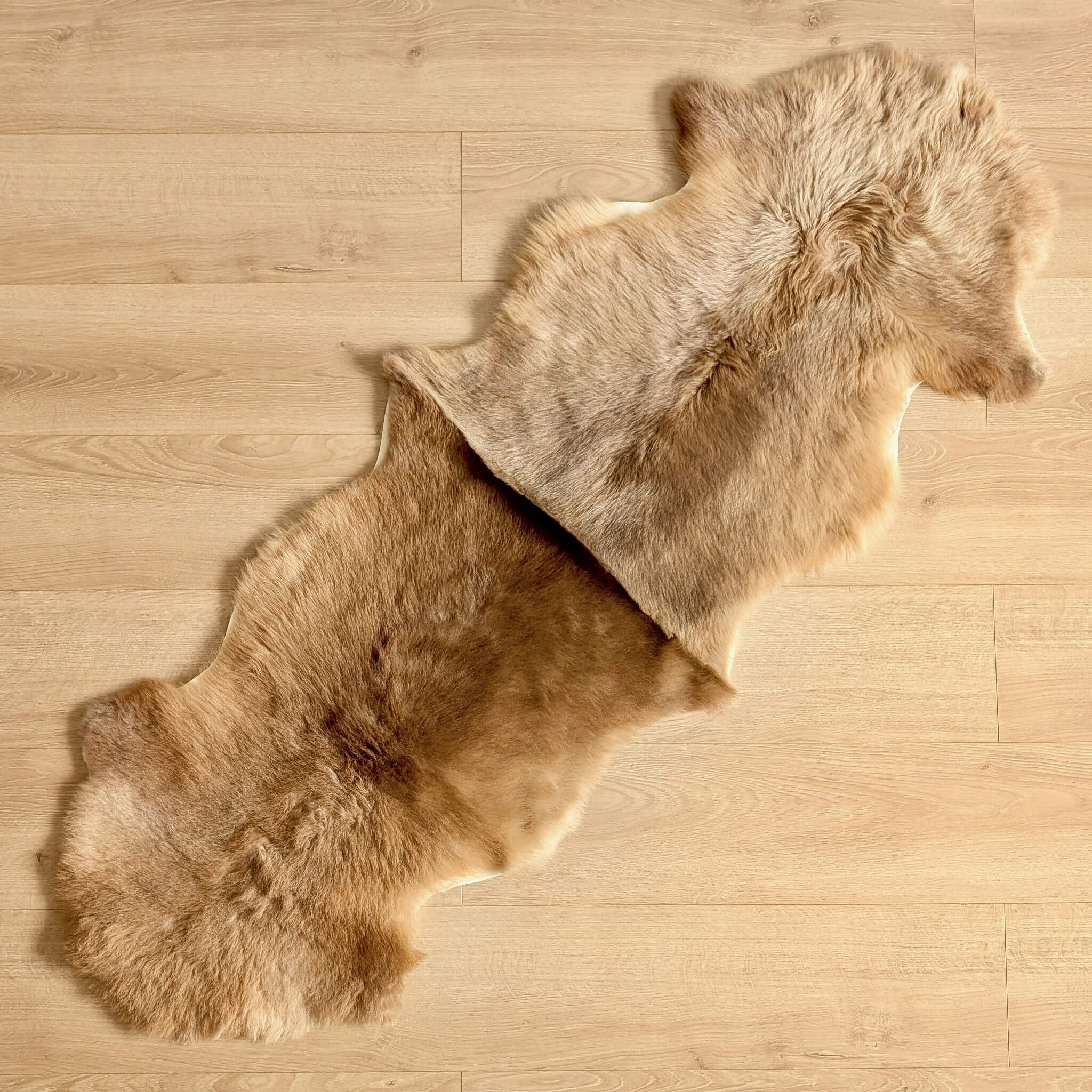 Covor dublu de tip traversa din 2 piei de miel asortate cusute impreuna cu lungime 150 cm