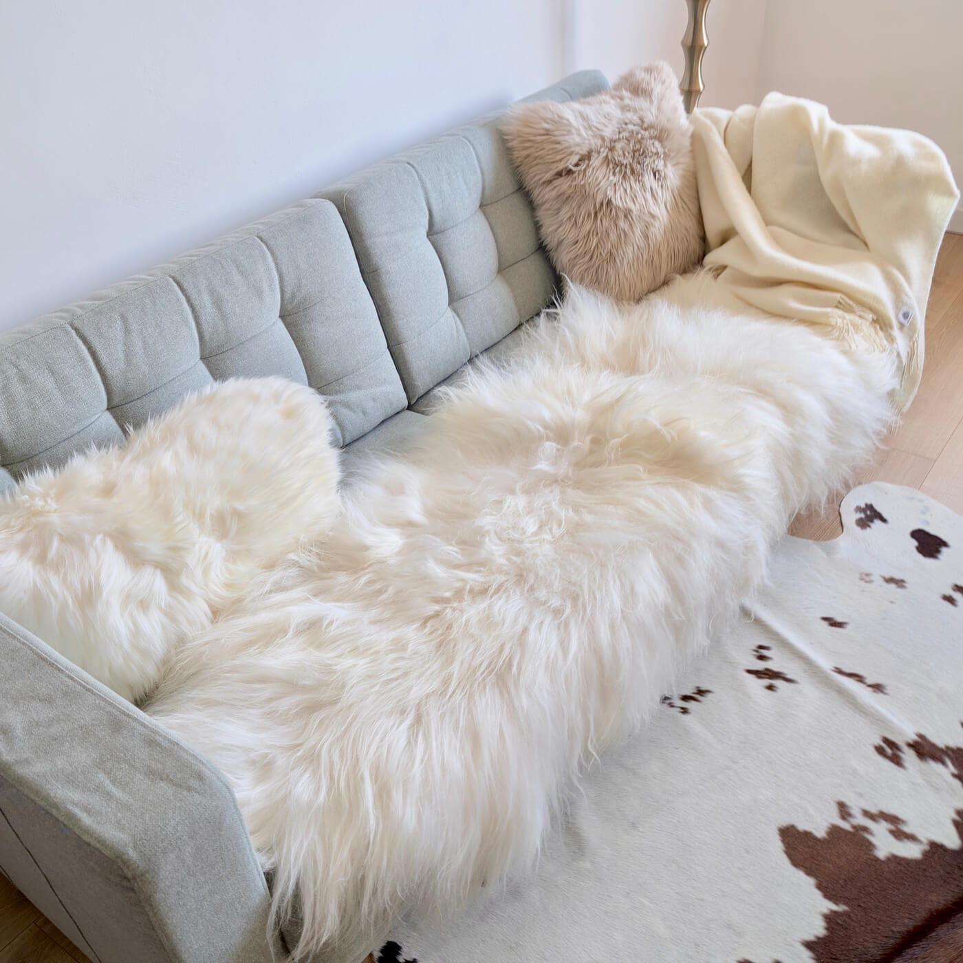 Covor dublu din blană naturală de oaie islandeză - realizat din 2 piei întregi cusute împreună - dimensiune 180 x 70 cm și fir extra lung de minim 10 cm în nuanță de alb ivory - decor 2