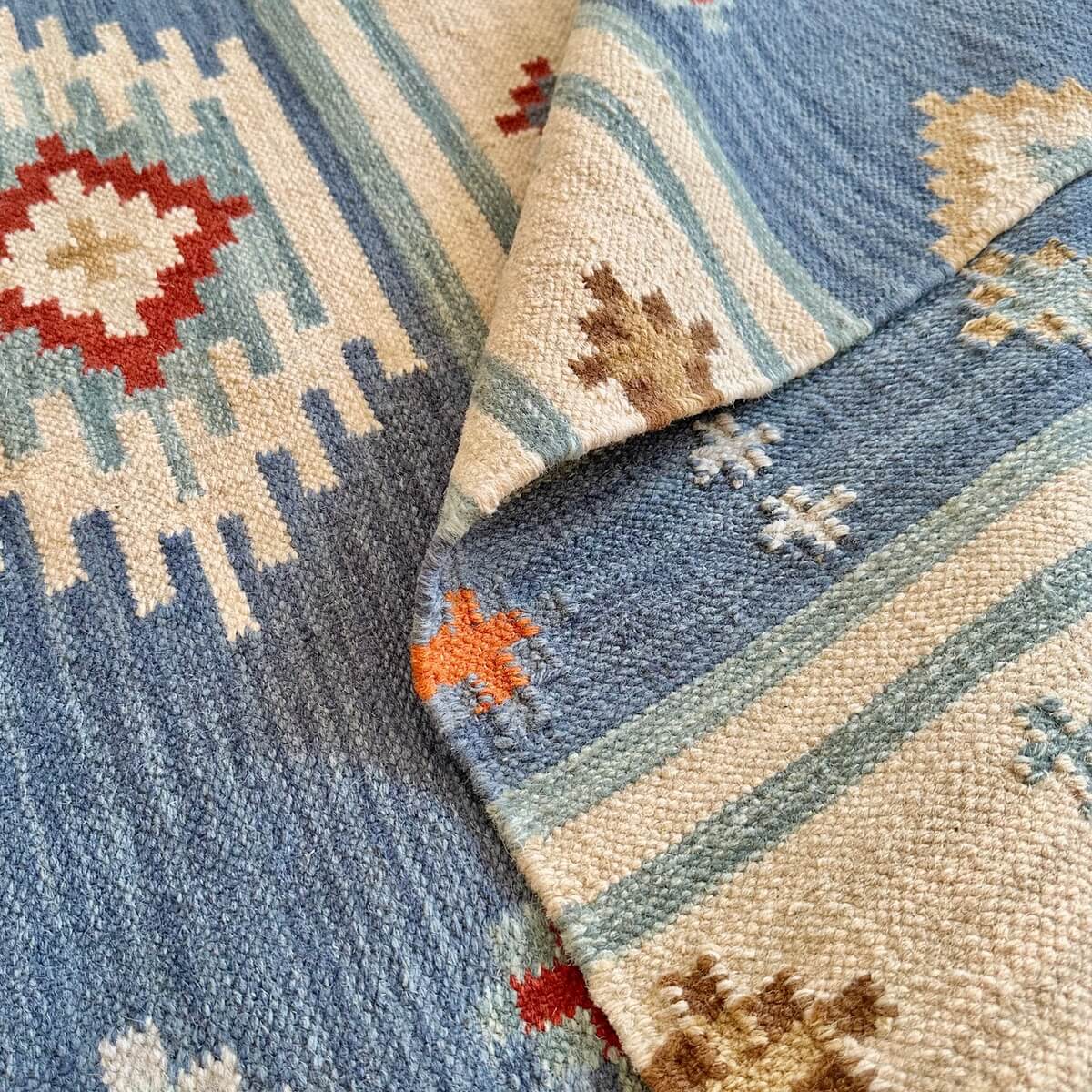 Covor Kilim Bimala, tesut plat in mod traditional din lana, model in romburi in nuante de bej si albastru, zoom